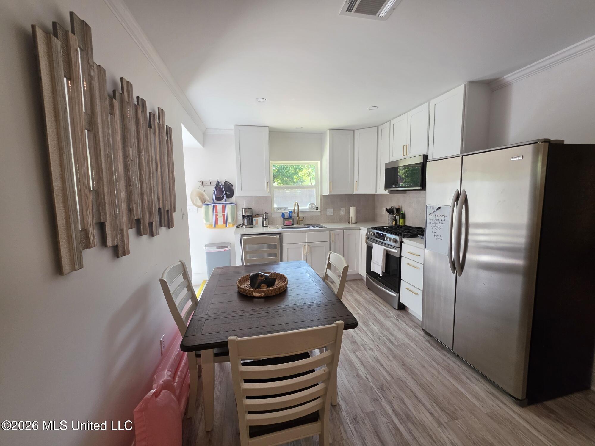 135 Eleanor Avenue Property Photo 8