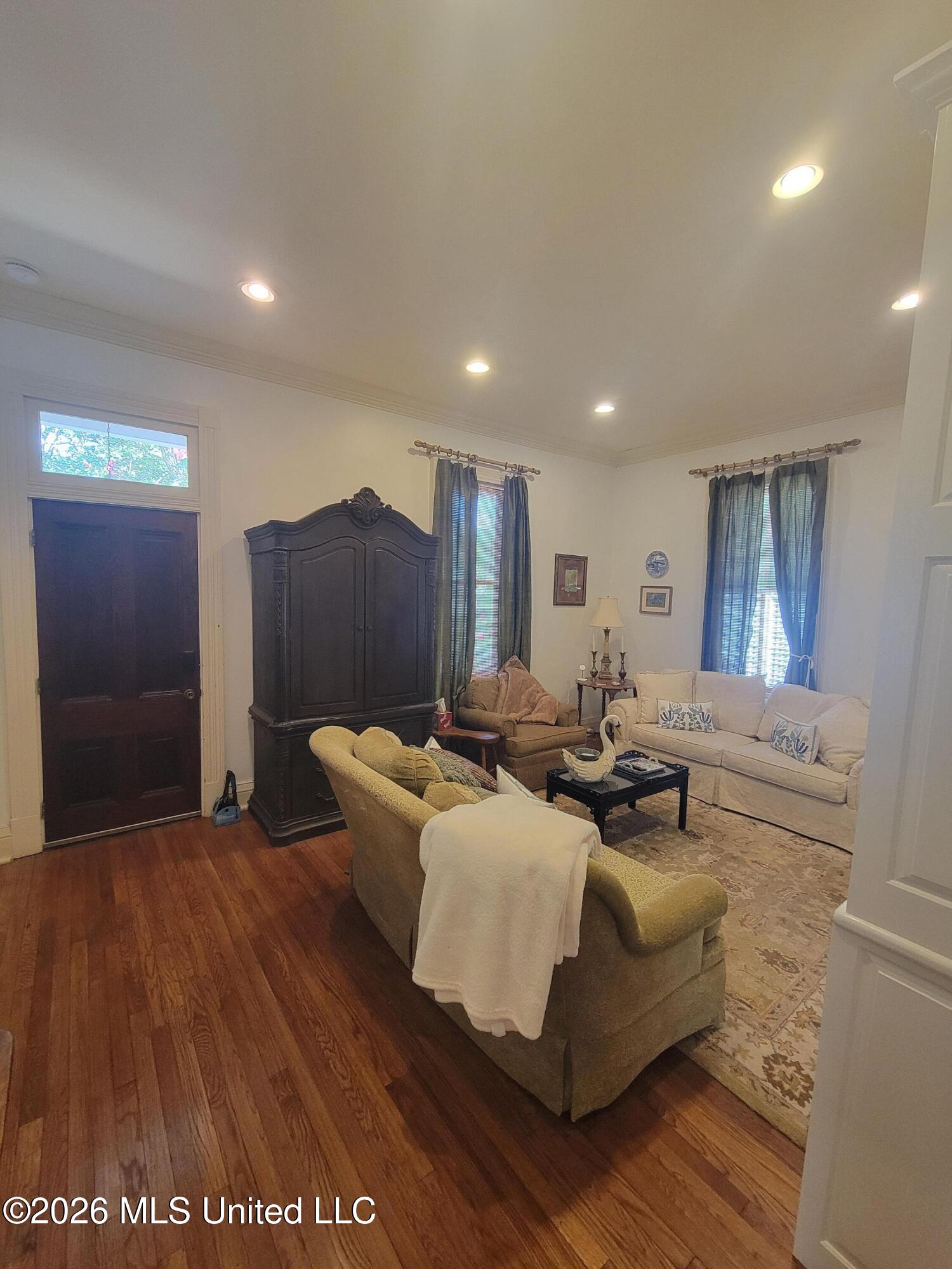 910 Washington Street Property Photo 4