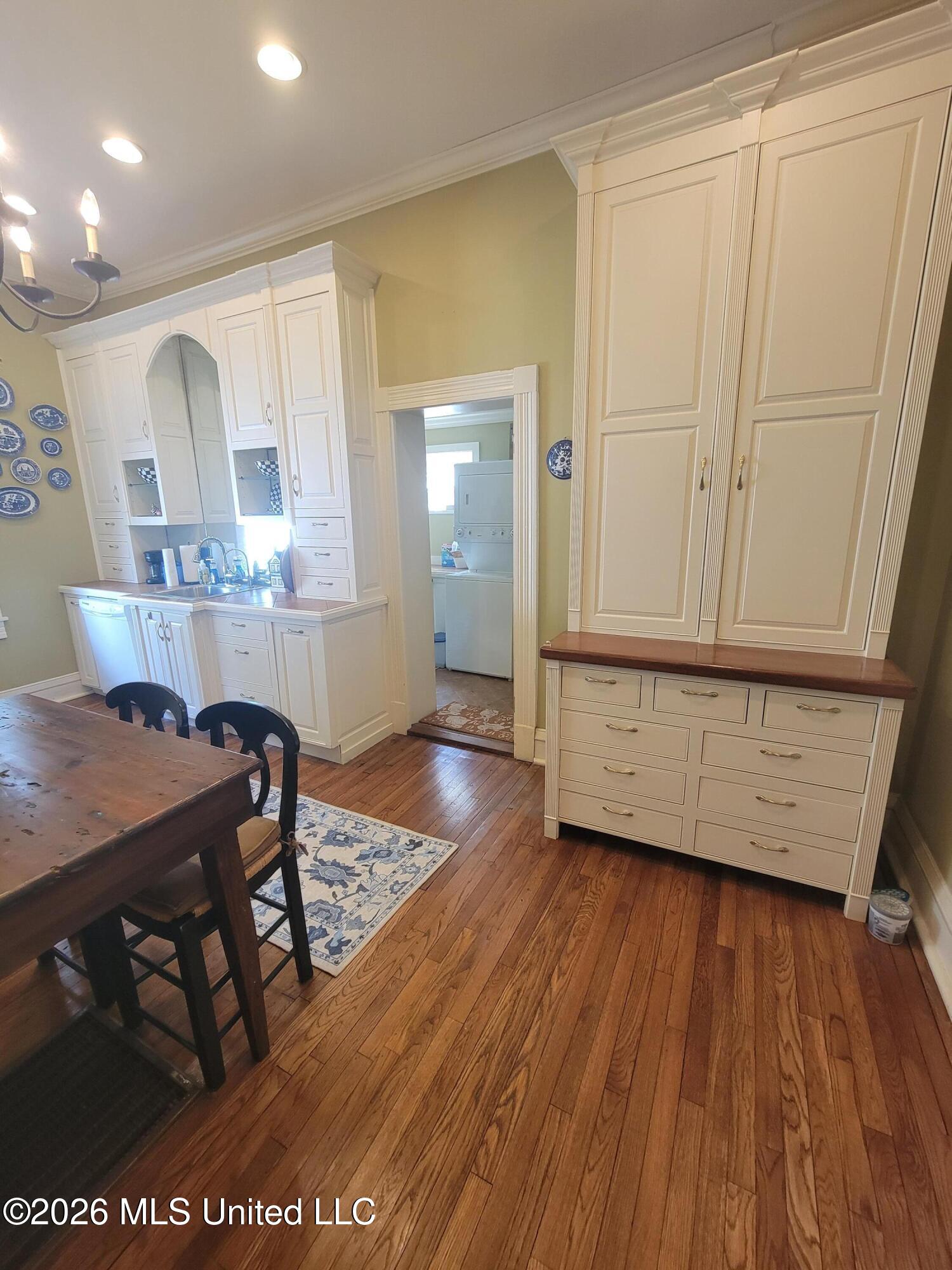 910 Washington Street Property Photo 6