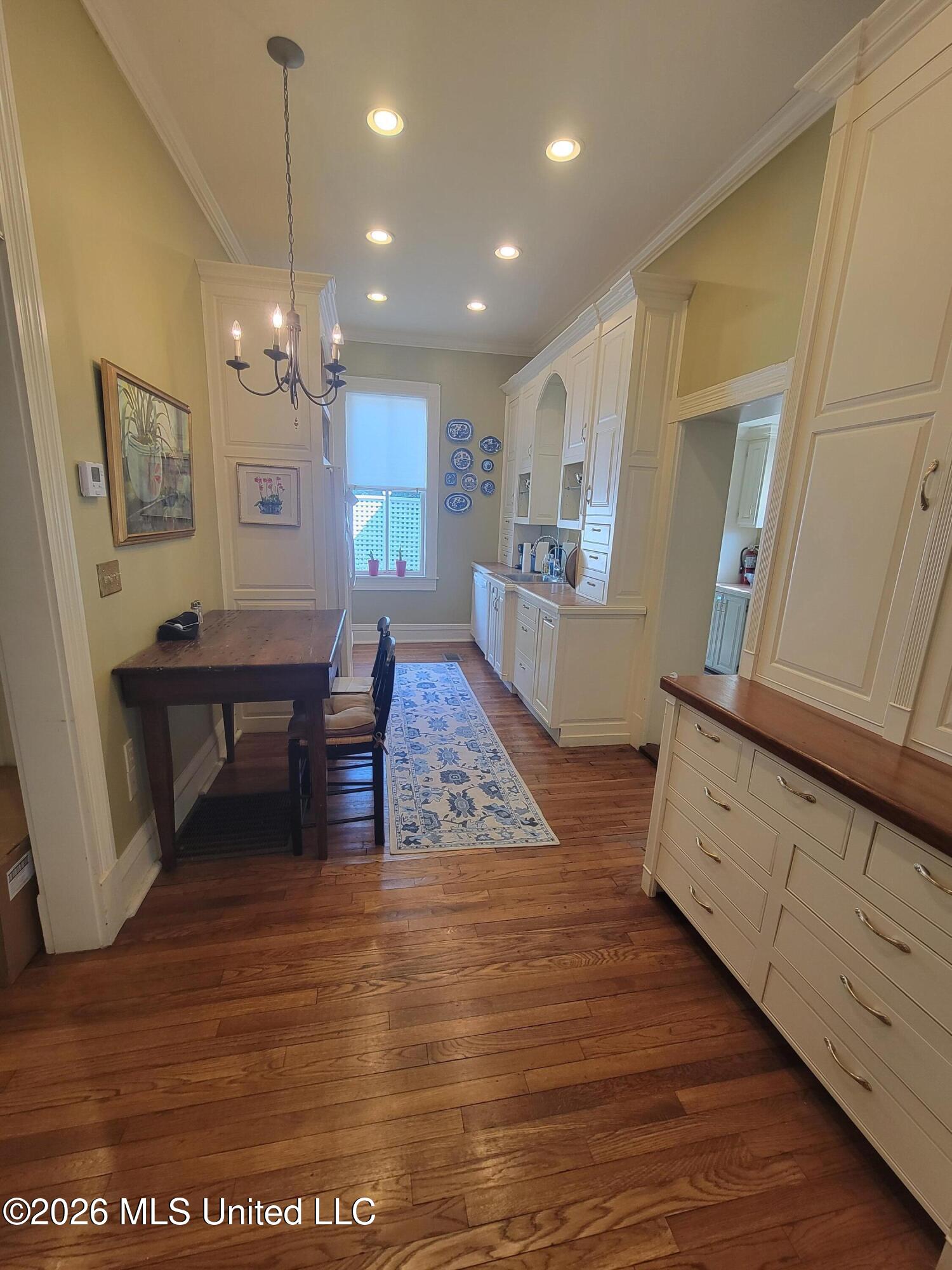 910 Washington Street Property Photo 7