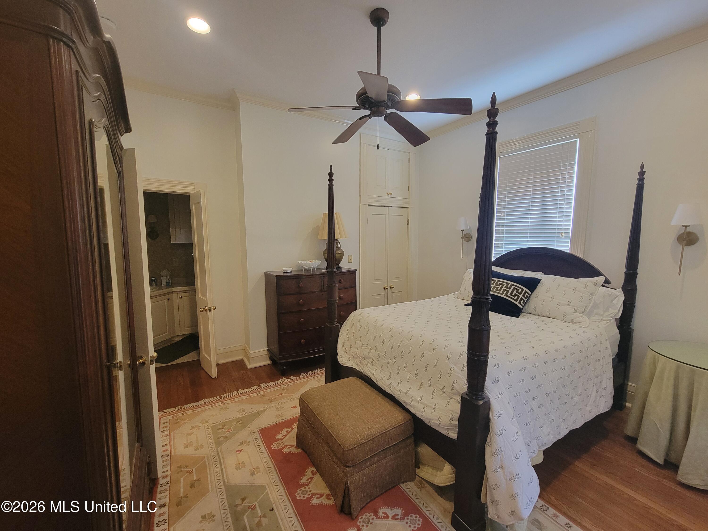 910 Washington Street Property Photo 13
