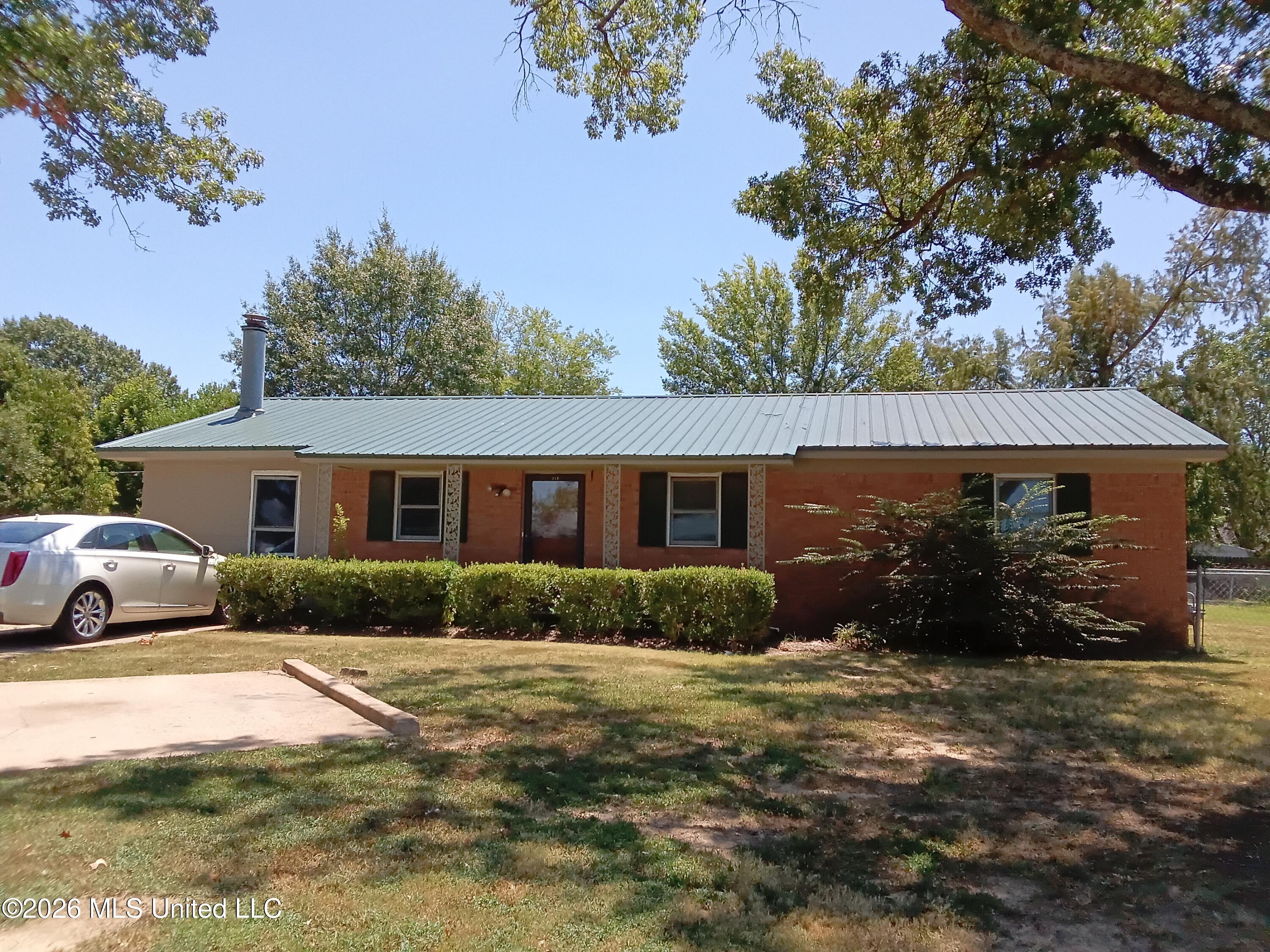 215 Patricia Drive Property Photo 1