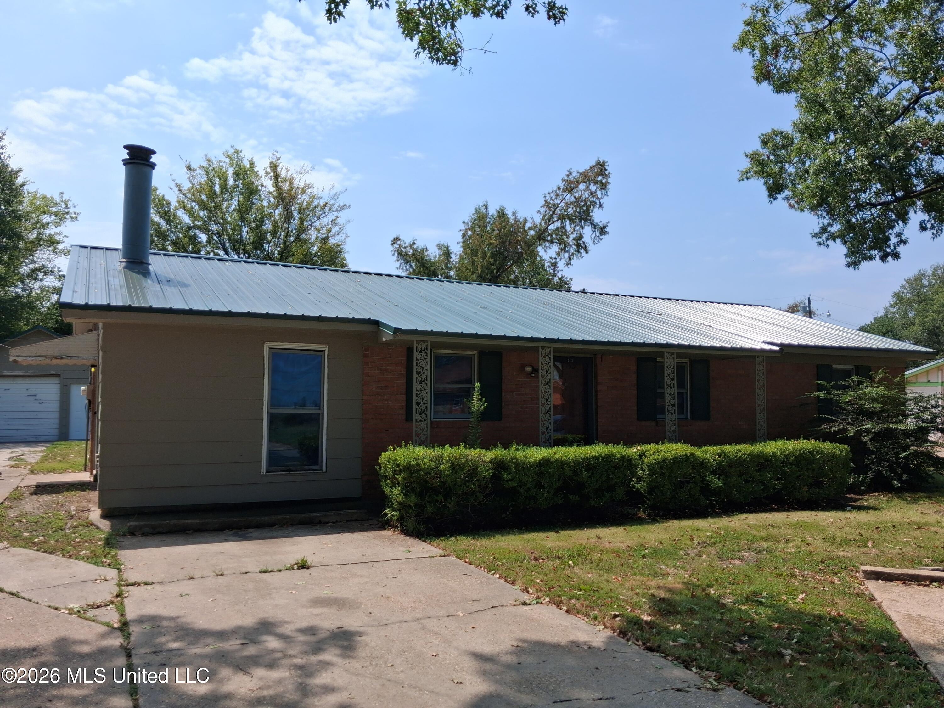 215 Patricia Drive Property Photo 3