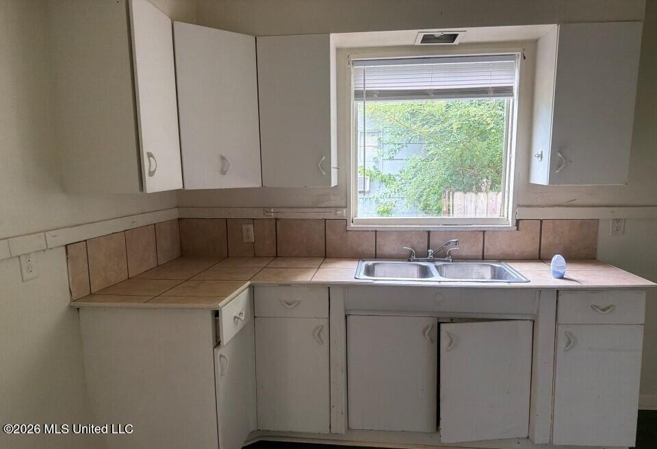 2747 Emerald Drive Property Photo 4