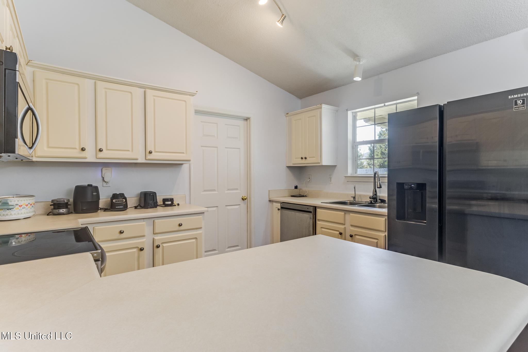13171 W Country Hills Drive Property Photo 4