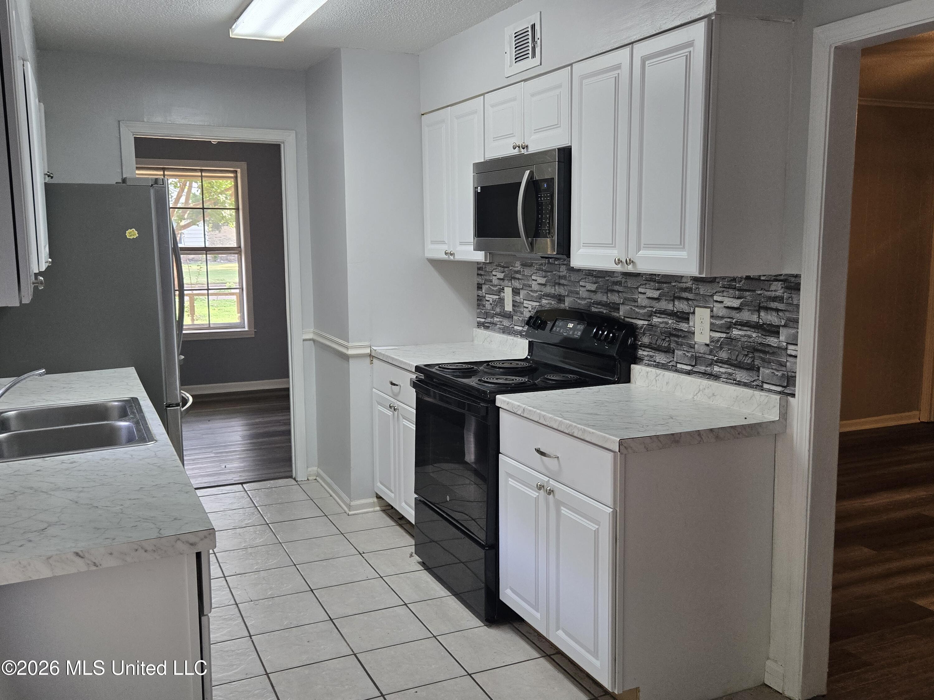 614 Capewood Property Photo 4
