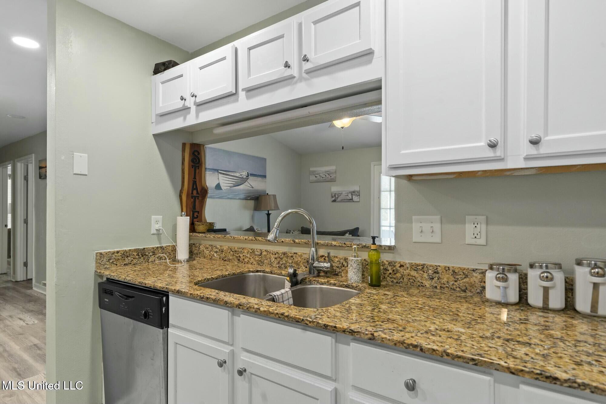 2421 Beachview Drive Property Photo 11