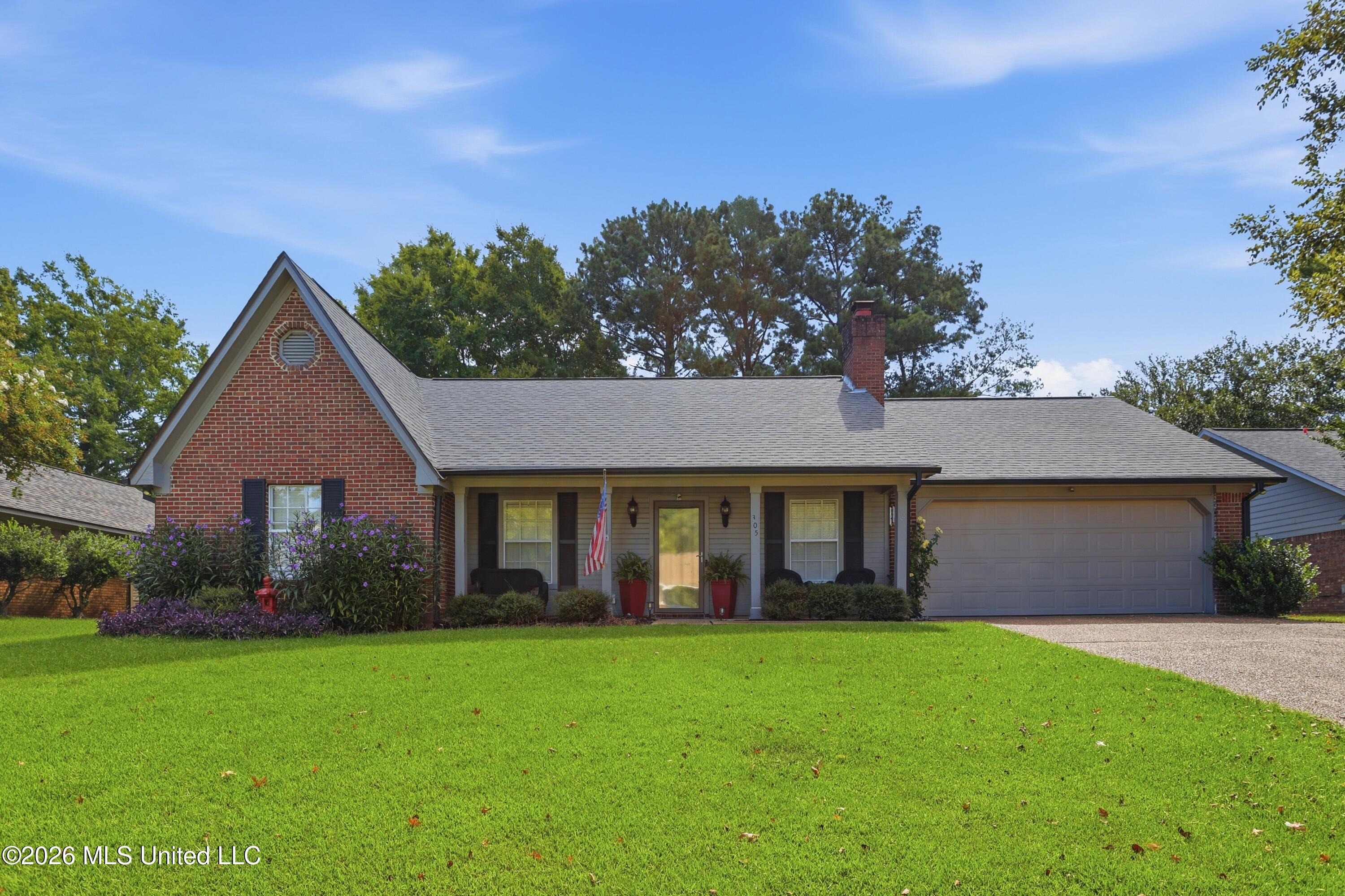 305 Mockingbird Lane Property Photo 1