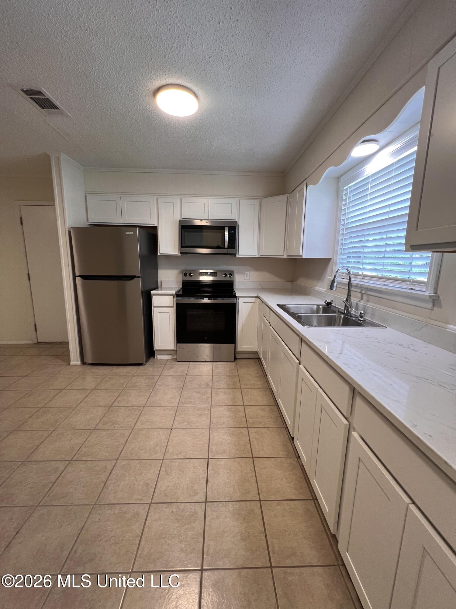 10 Pembrook Circle Property Photo 3