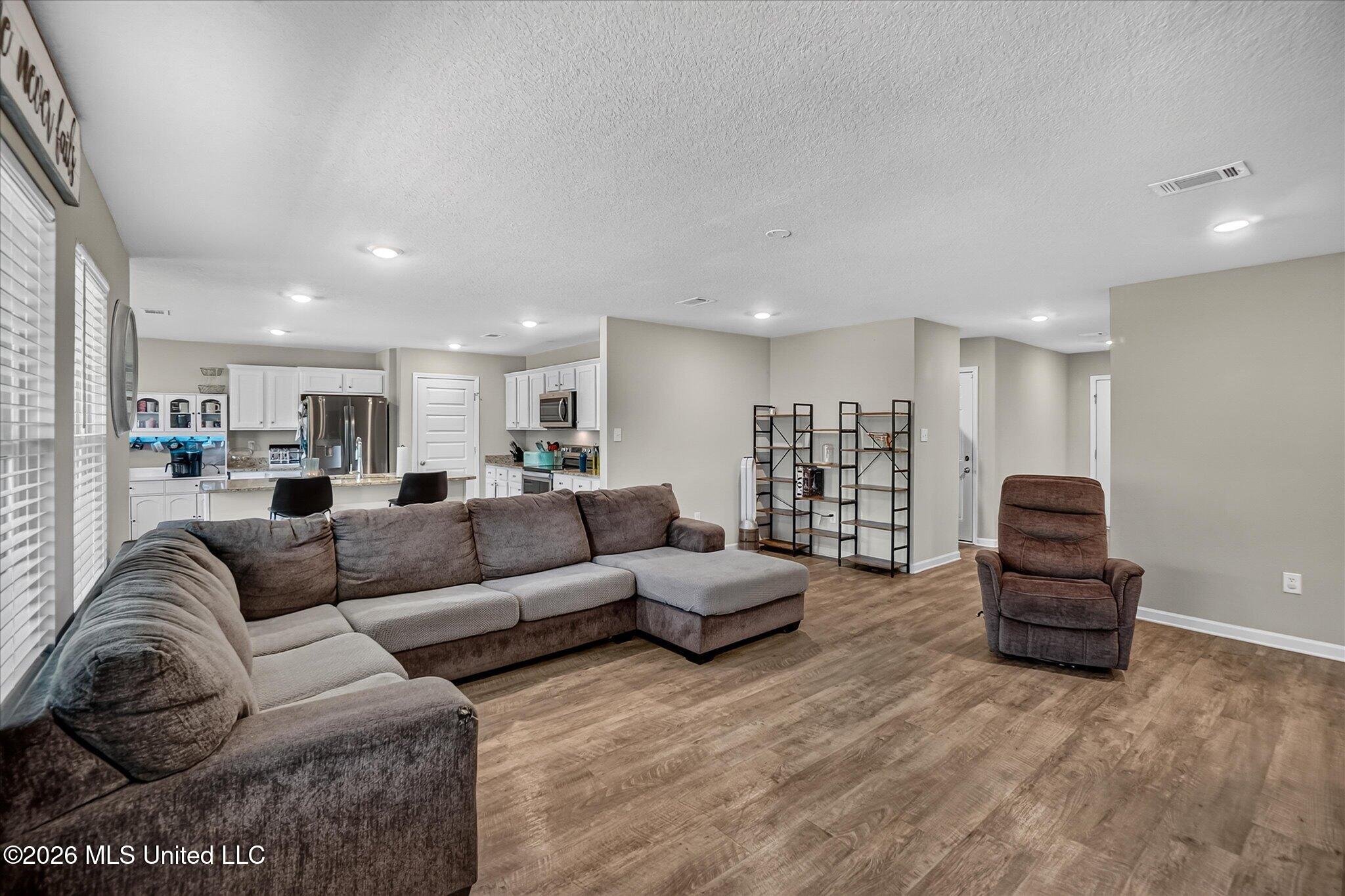 15266 Cypress Way Property Photo 3
