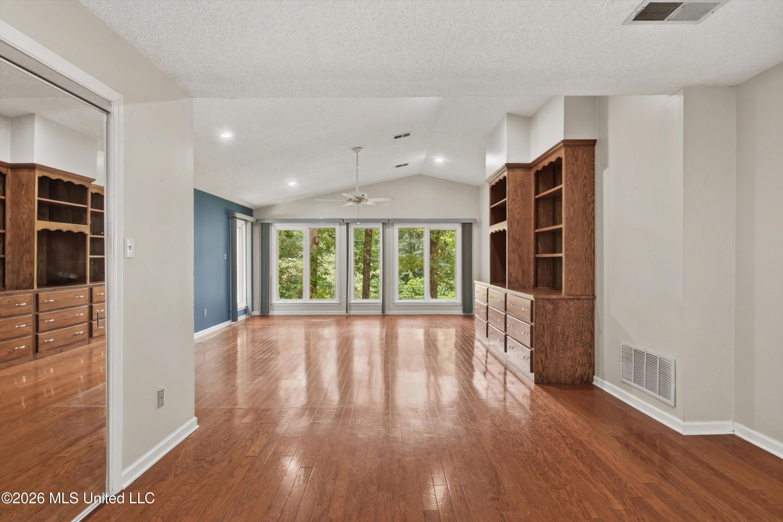 6090 Northwood Drive Property Photo 12