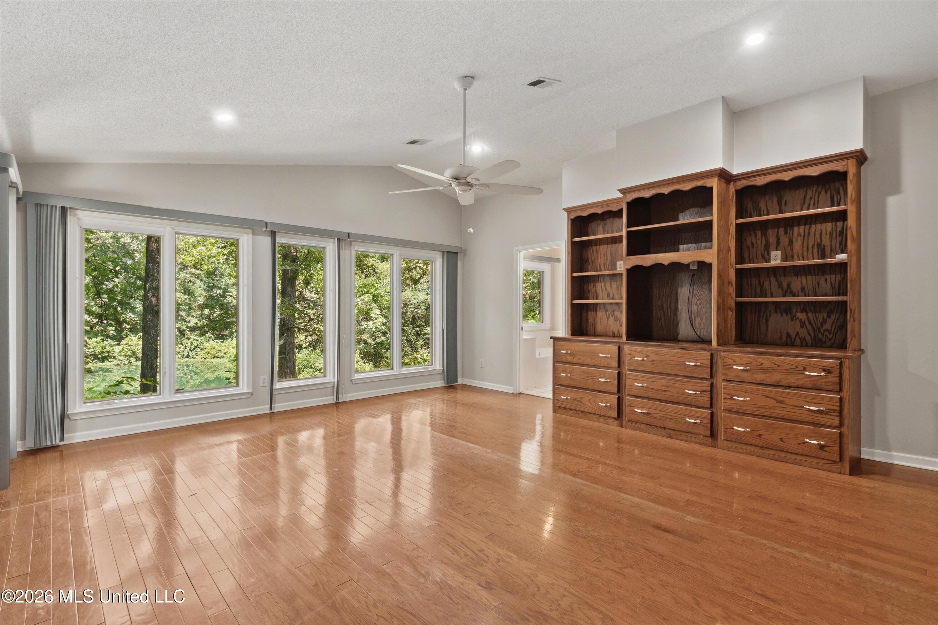 6090 Northwood Drive Property Photo 13