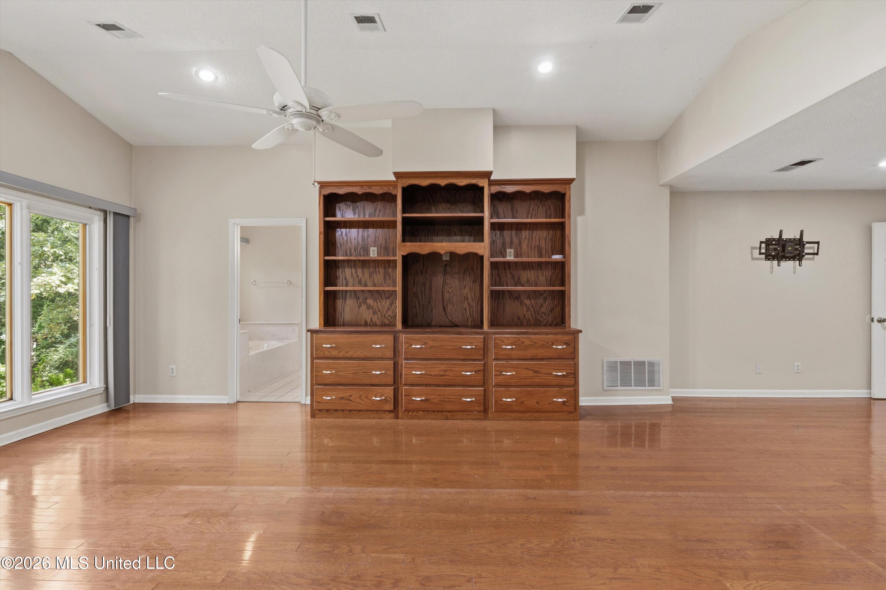6090 Northwood Drive Property Photo 14