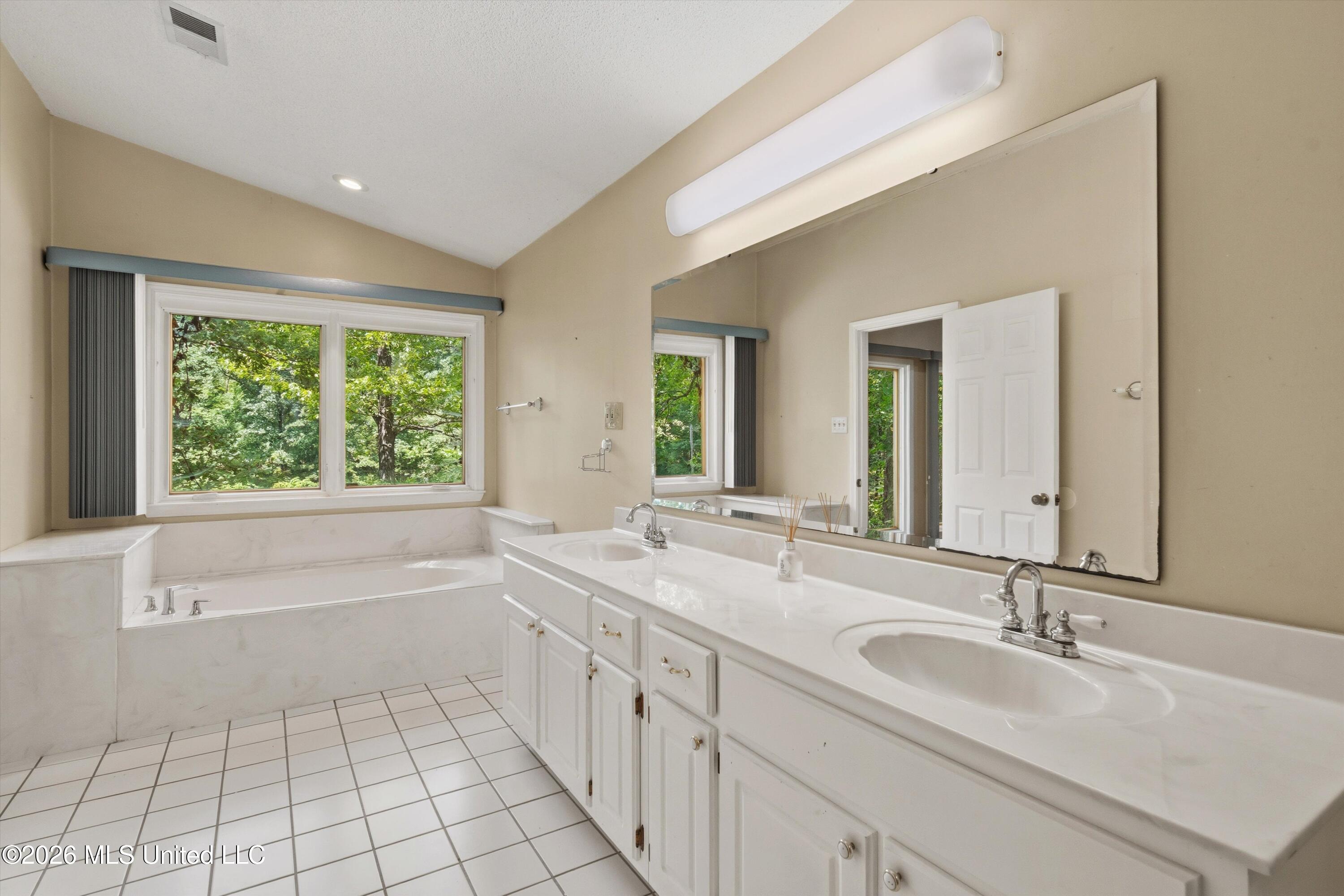 6090 Northwood Drive Property Photo 16