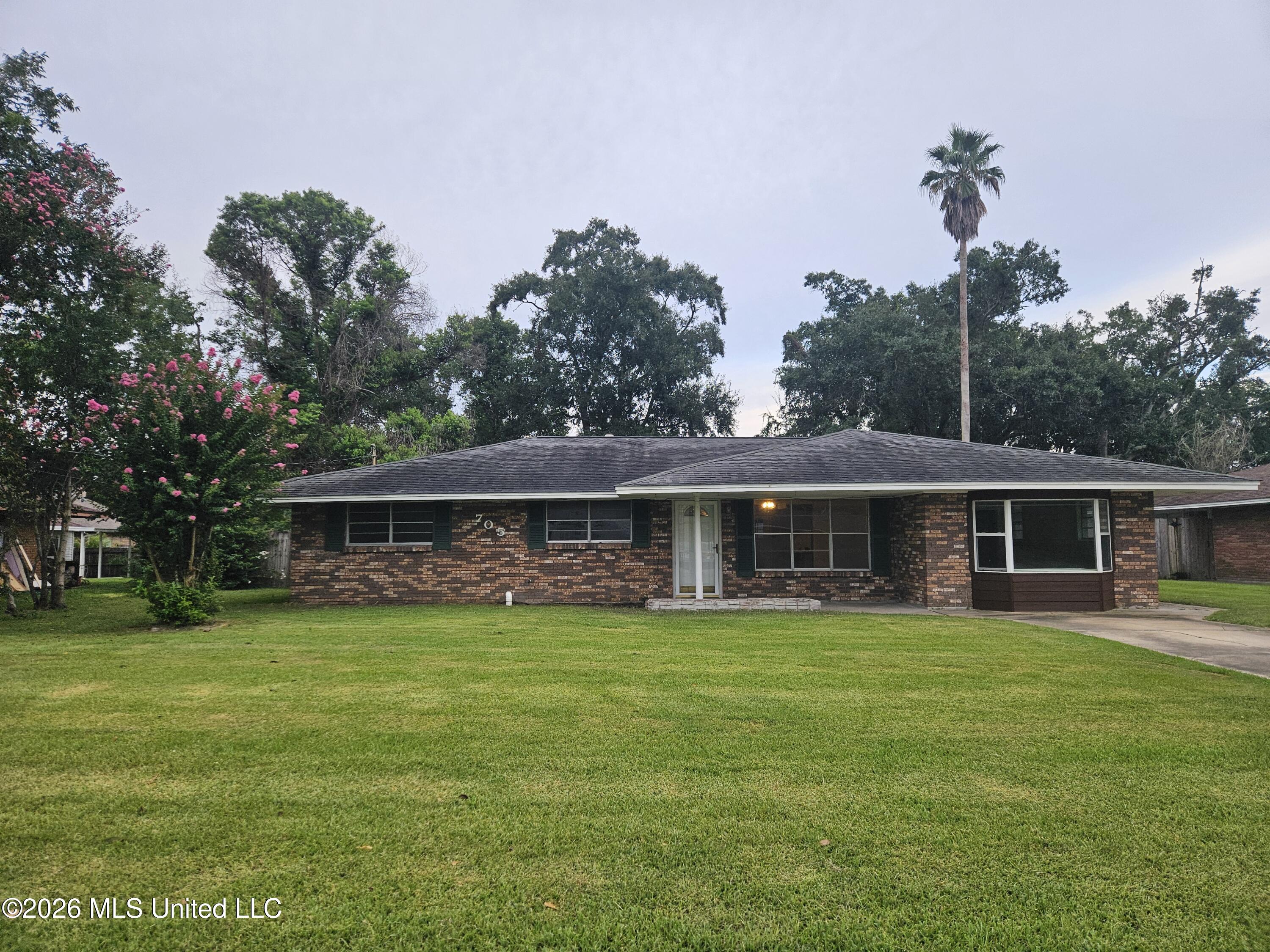 705 S Forest Avenue Property Photo 2