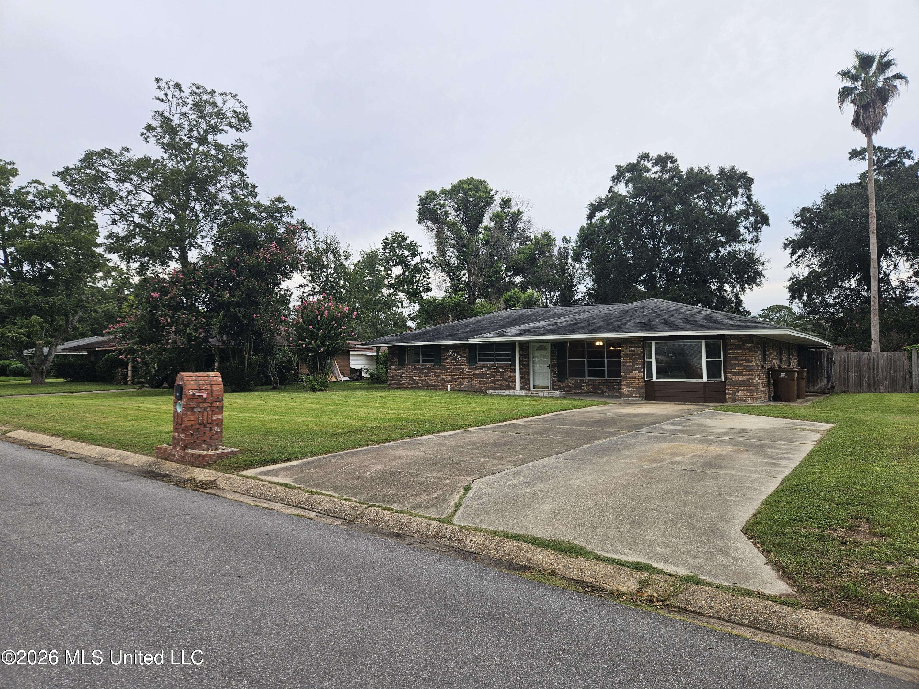 705 S Forest Avenue Property Photo 3