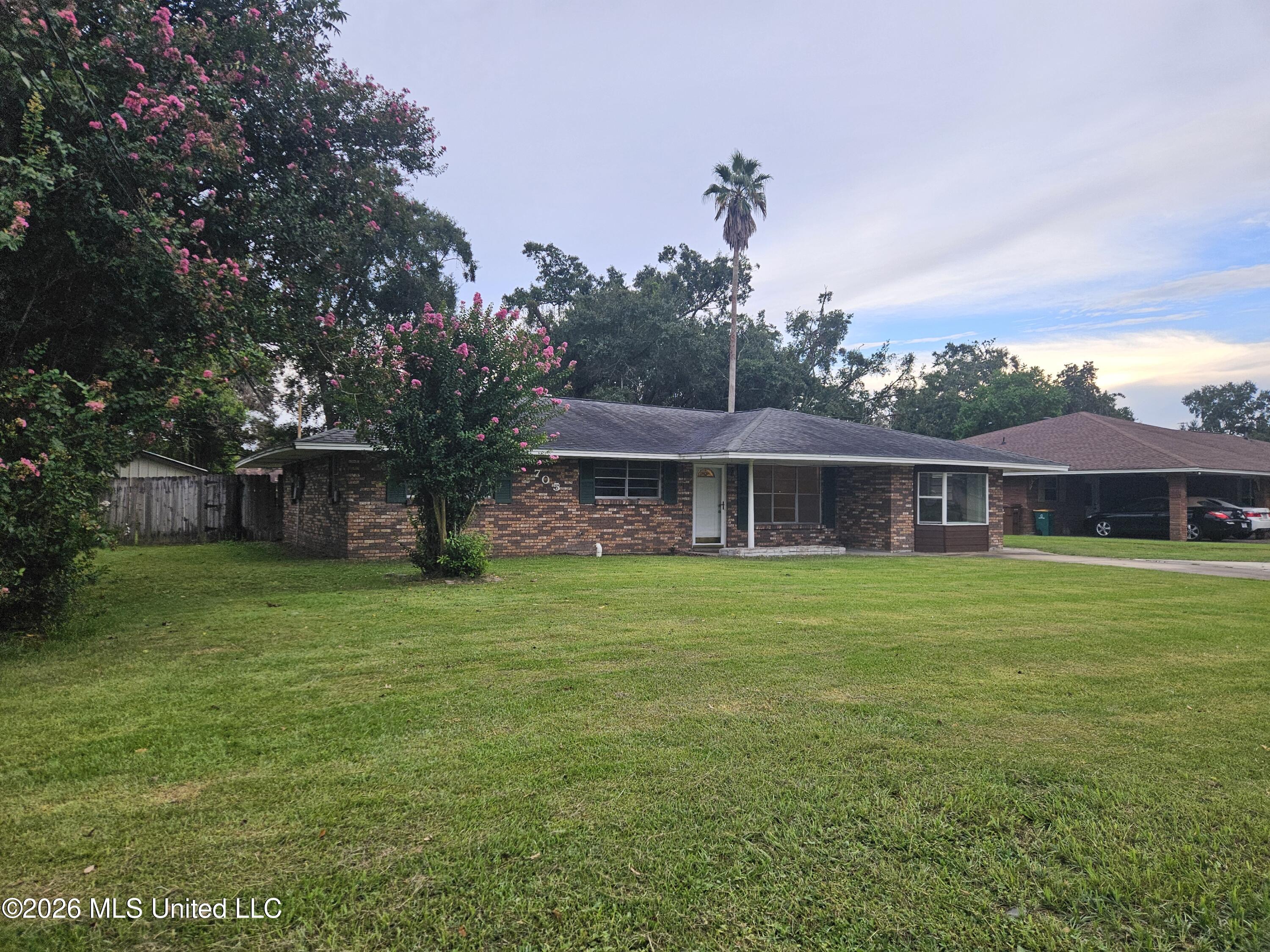 705 S Forest Avenue Property Photo 4