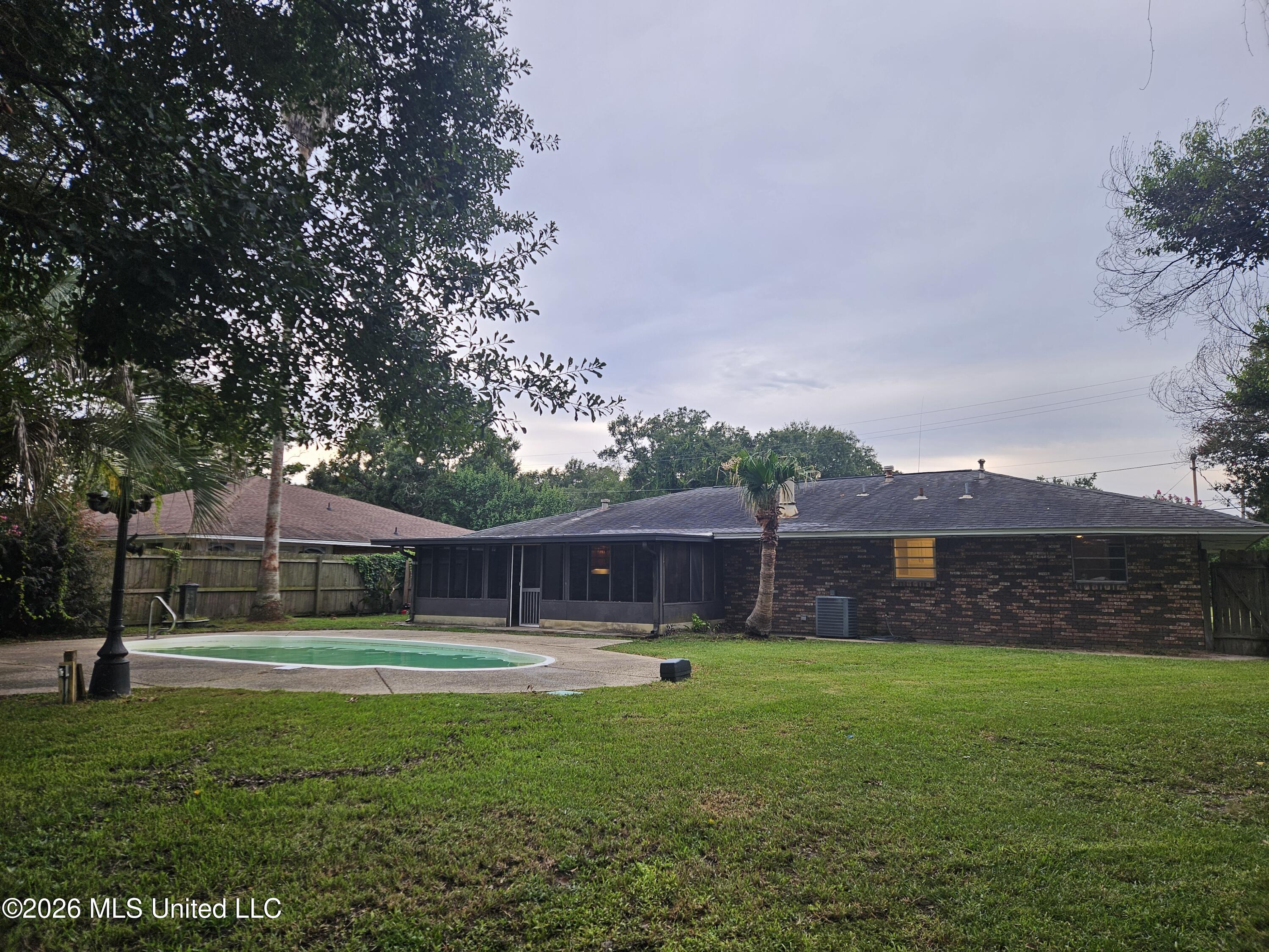 705 S Forest Avenue Property Photo 6