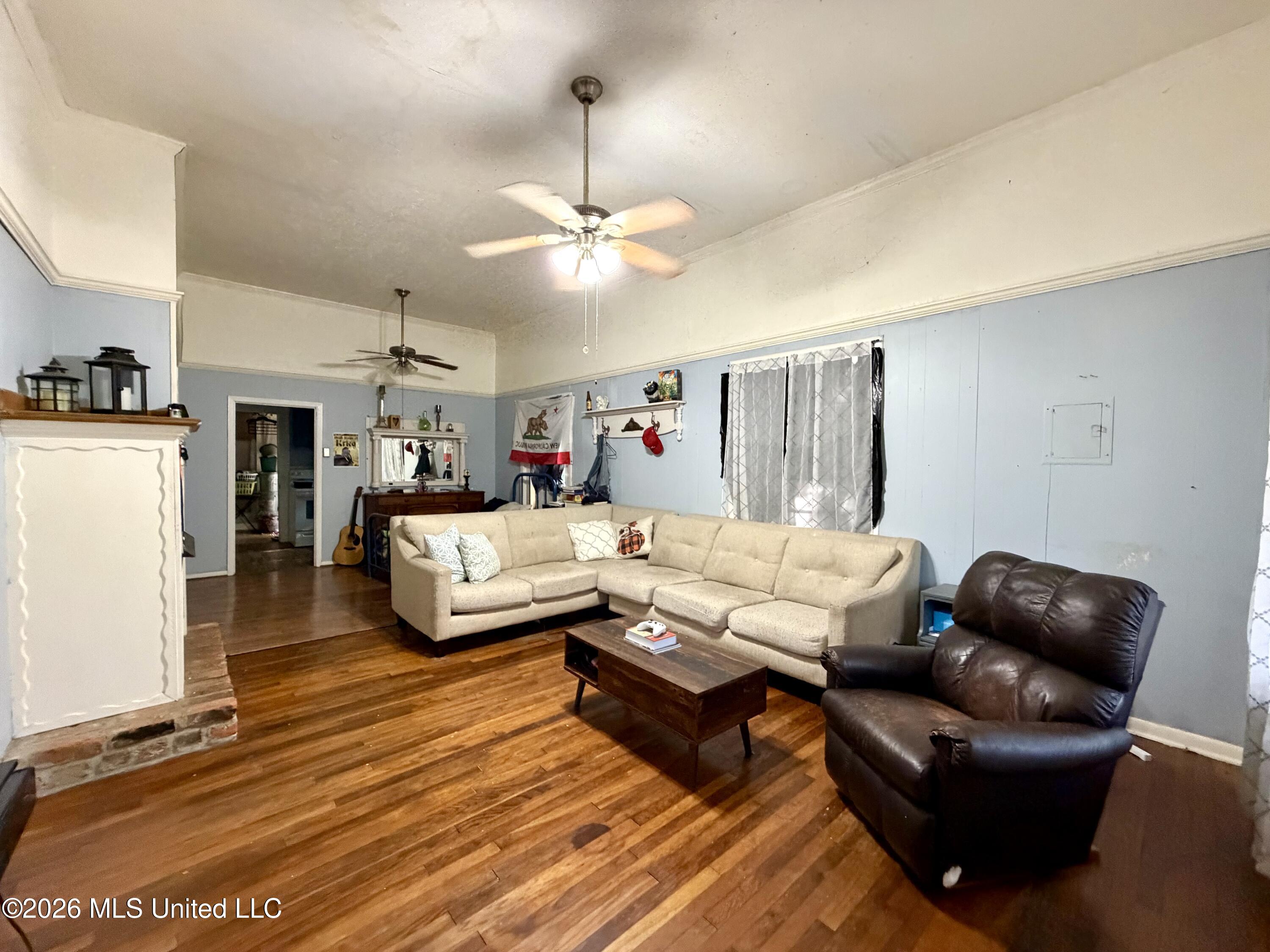 352 Mary Street Property Photo 2
