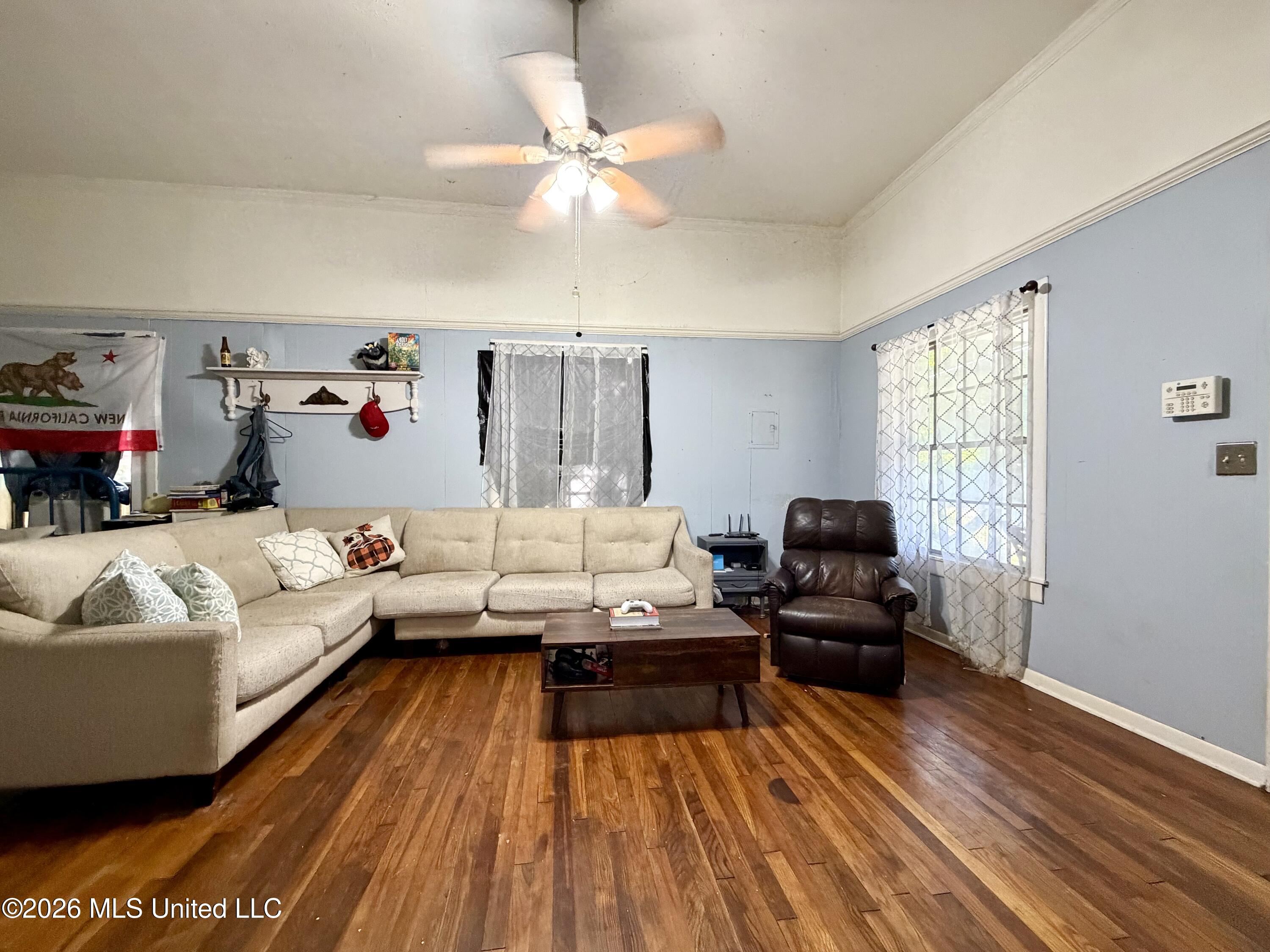 352 Mary Street Property Photo 3