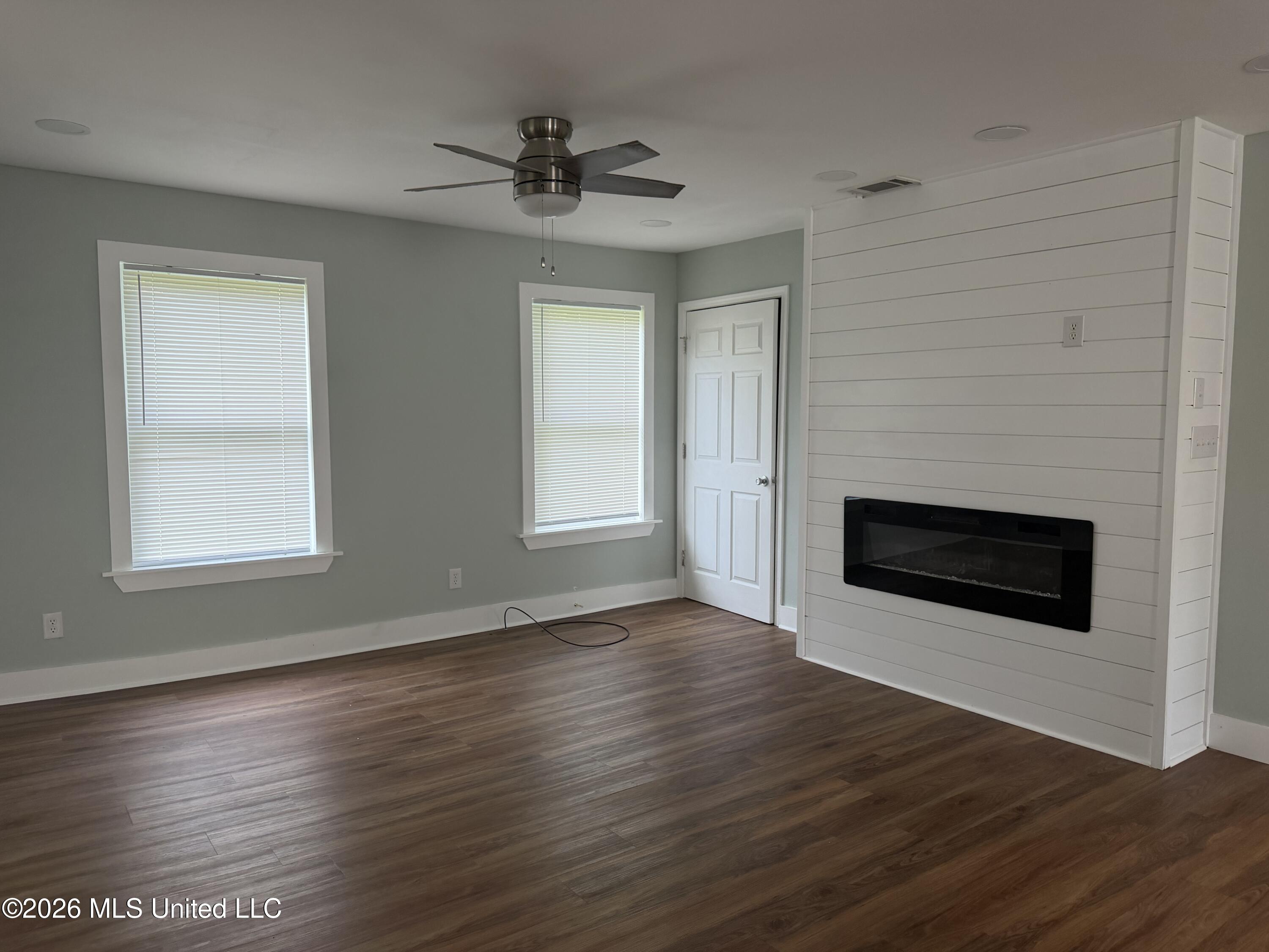 412 Robert Street Property Photo 3