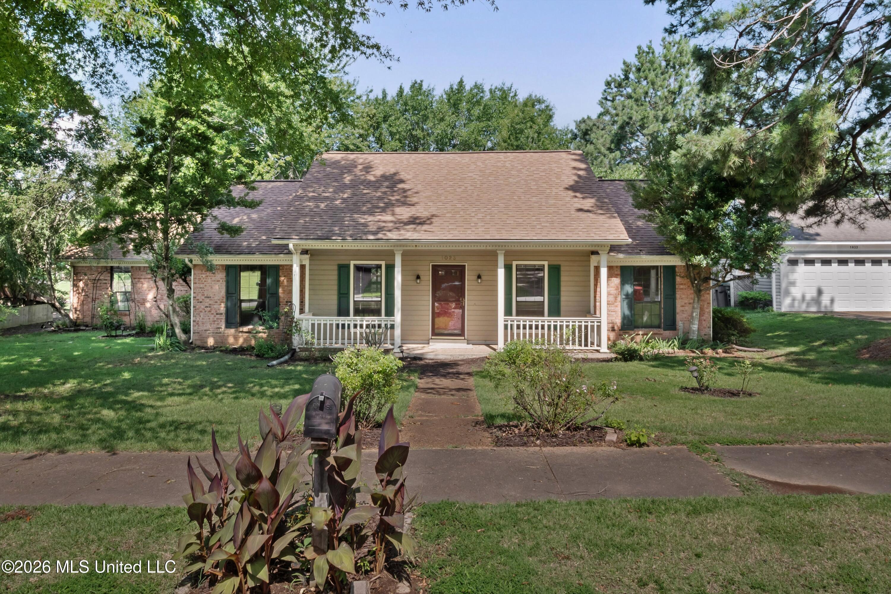 1023 Hunters Point Drive Property Photo 1