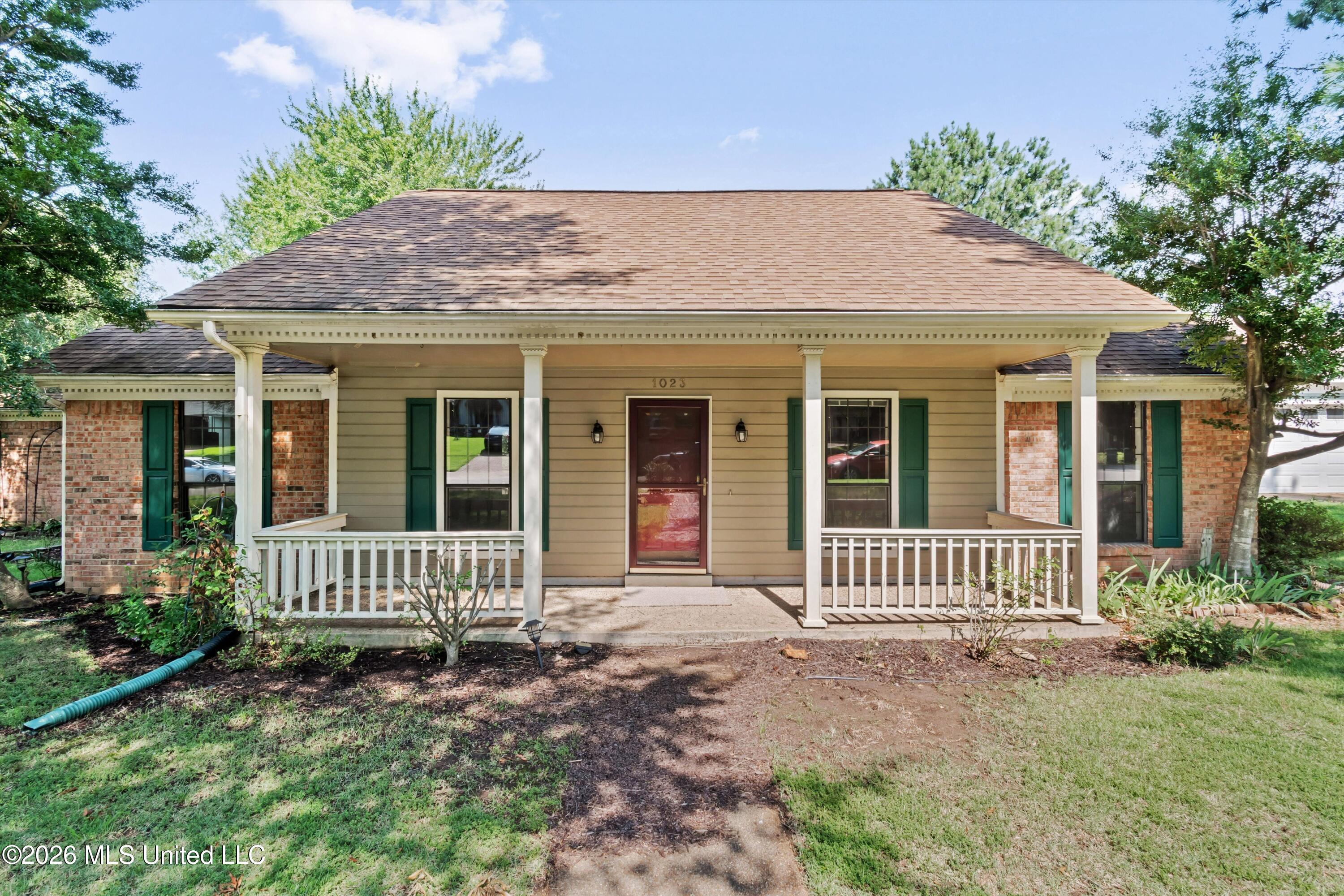 1023 Hunters Point Drive Property Photo 2
