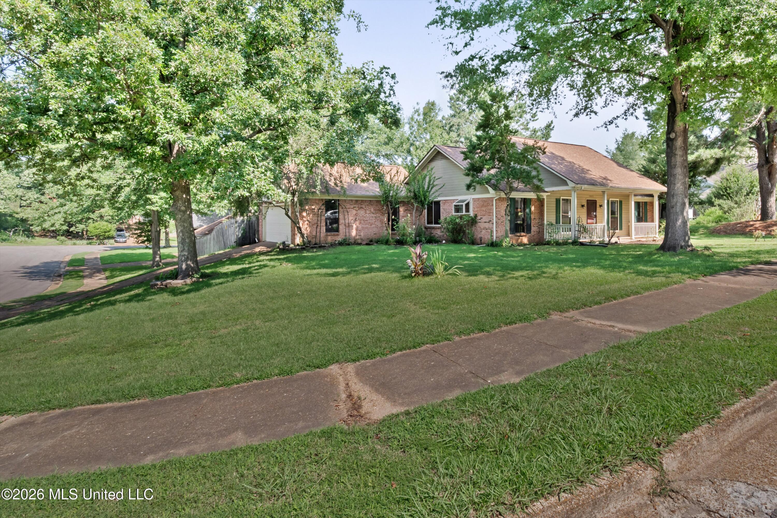 1023 Hunters Point Drive Property Photo 3