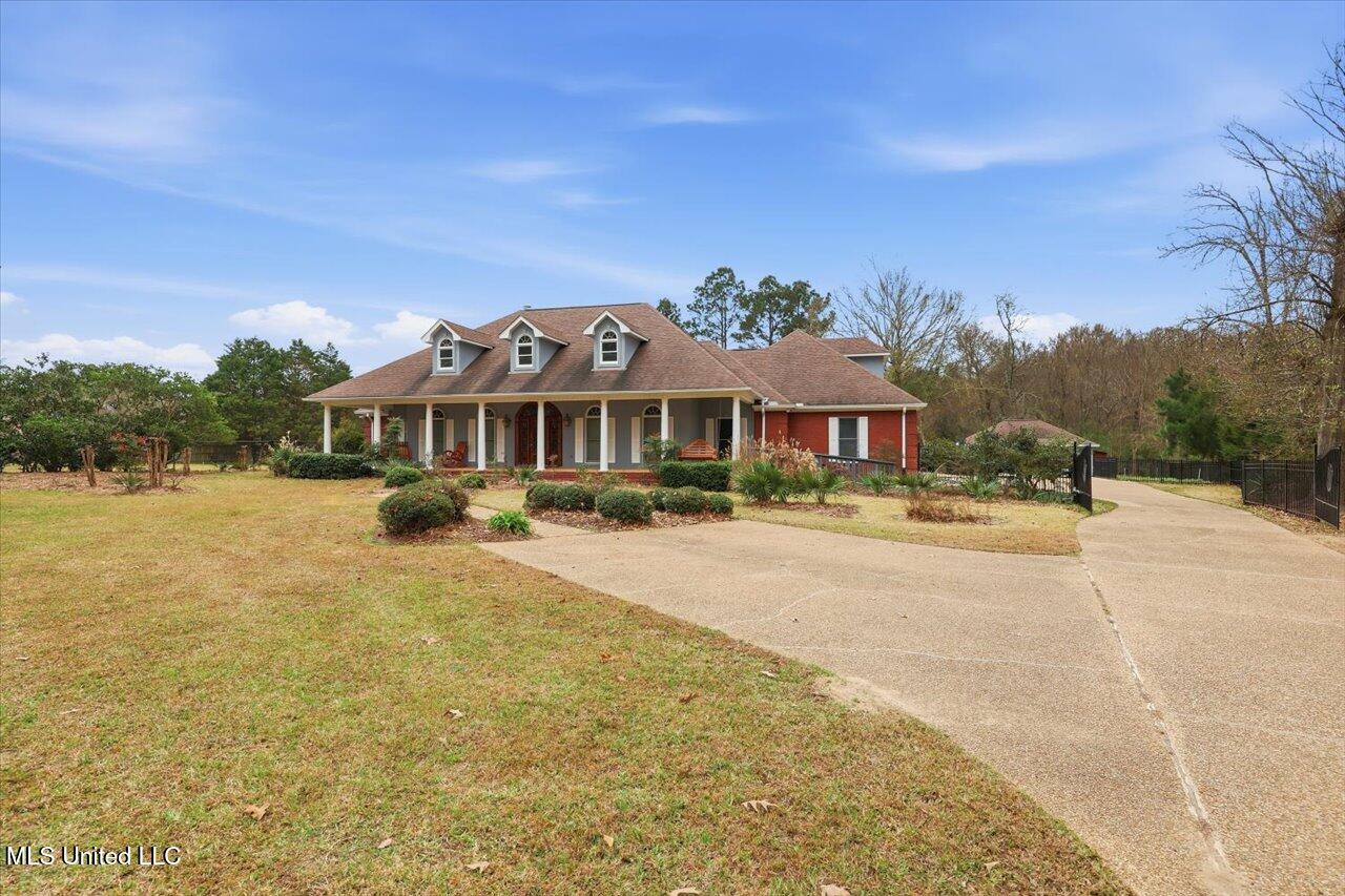 112 Saddle Creek Cove Property Photo 4