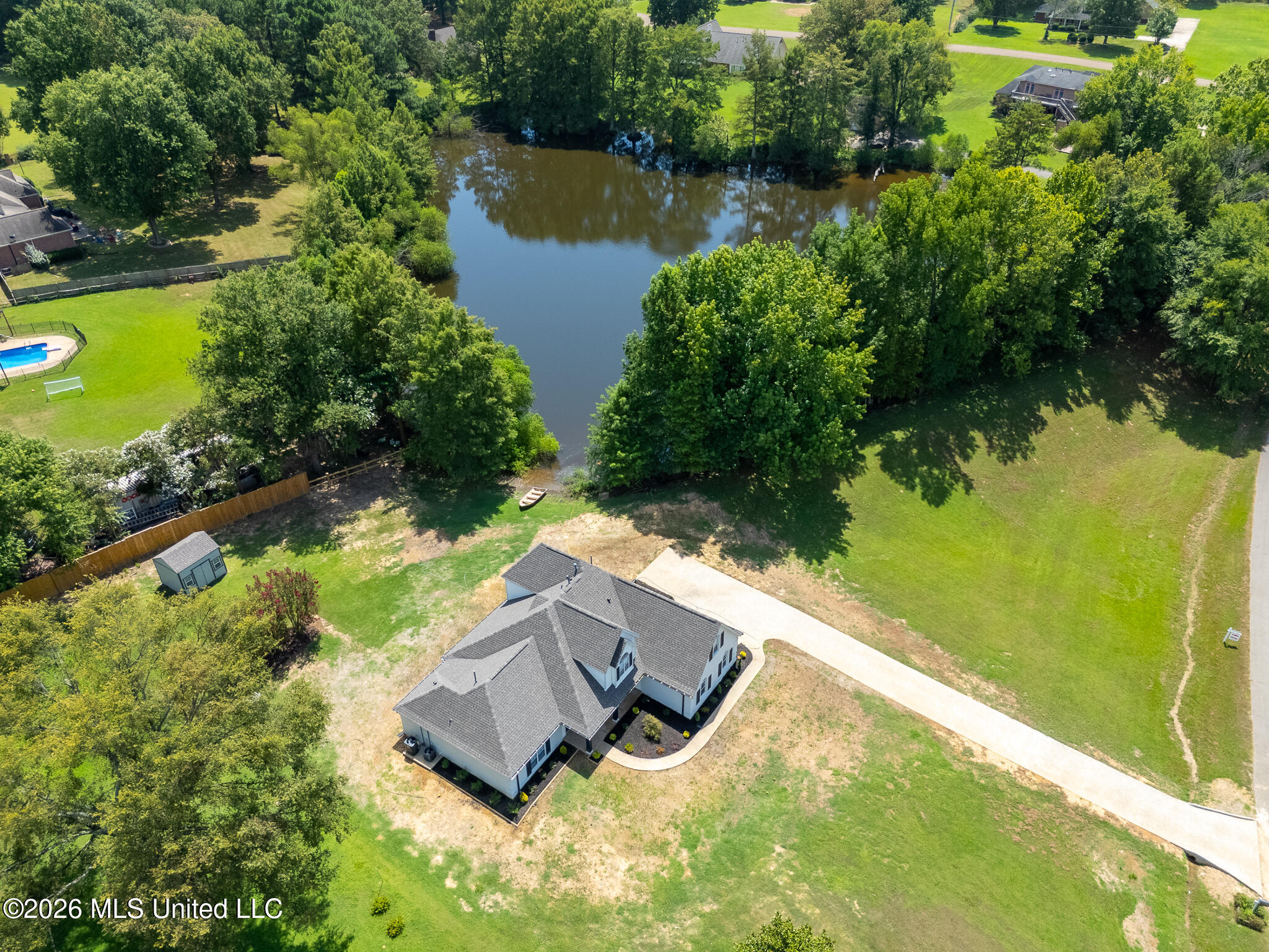 8690 Hunters Run Drive Property Photo 2
