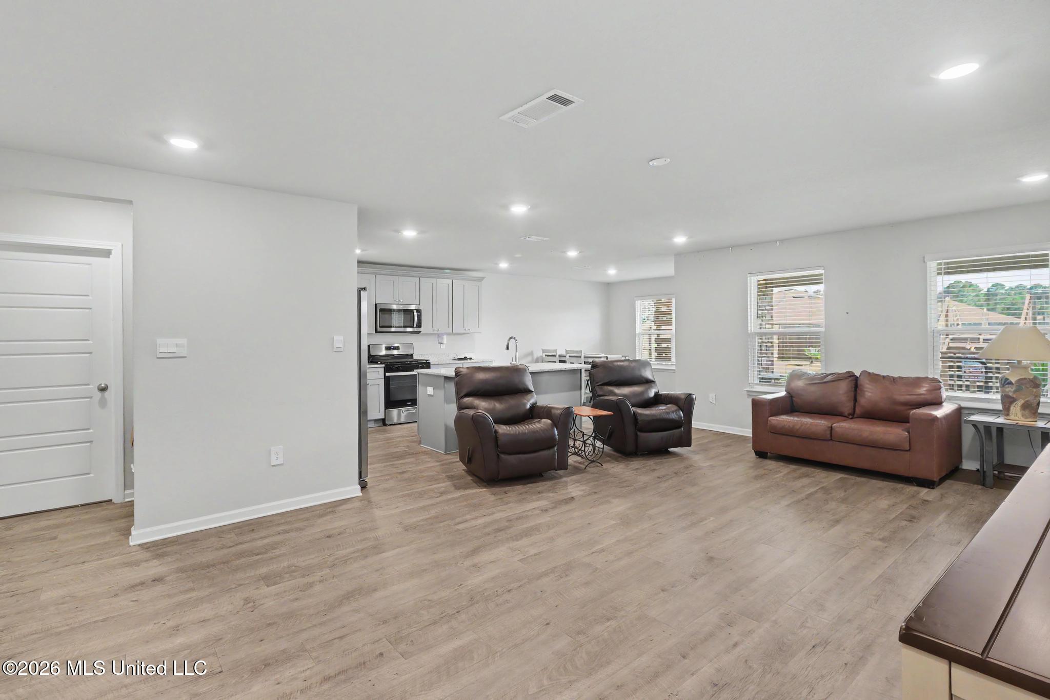 1059 Enclave Circle Property Photo 2