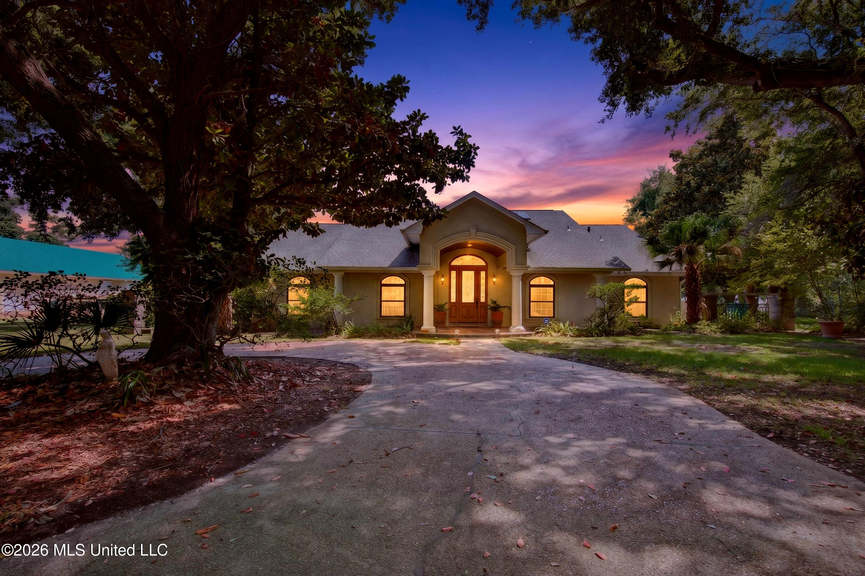 1401 Seacliffe Drive Property Photo 2