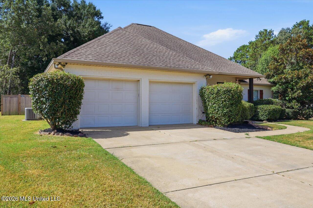 115 Kings Crossing Property Photo 3