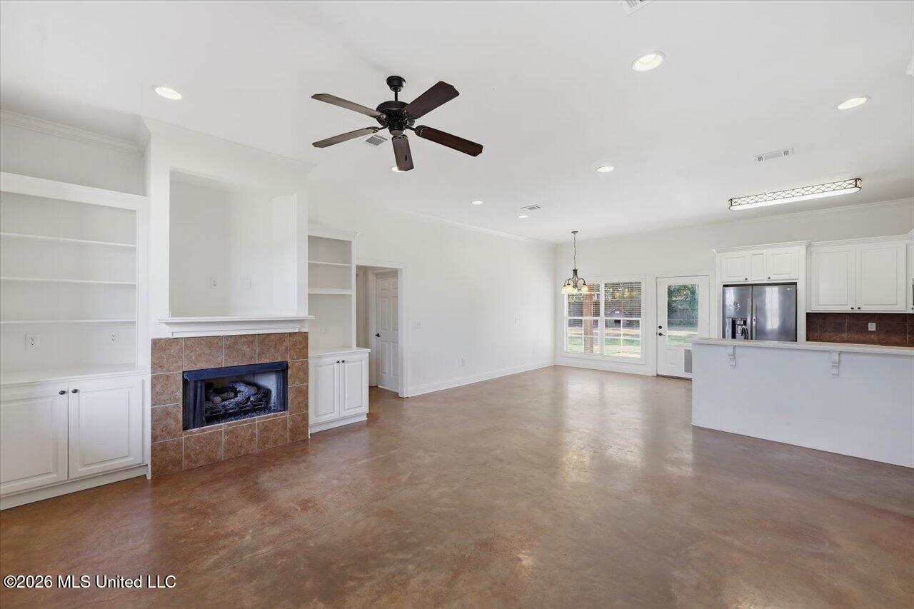 115 Kings Crossing Property Photo 6