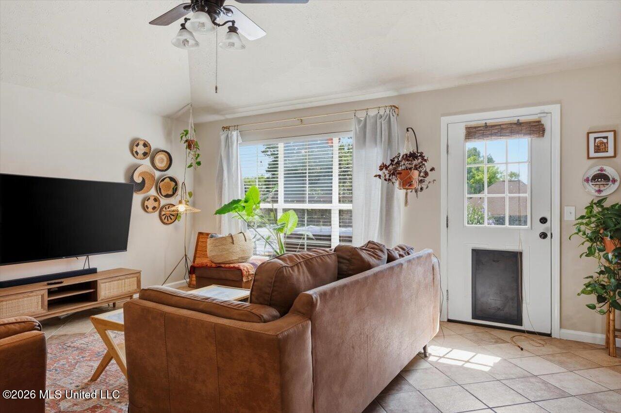 1015 Carlyle Cove Property Photo 5