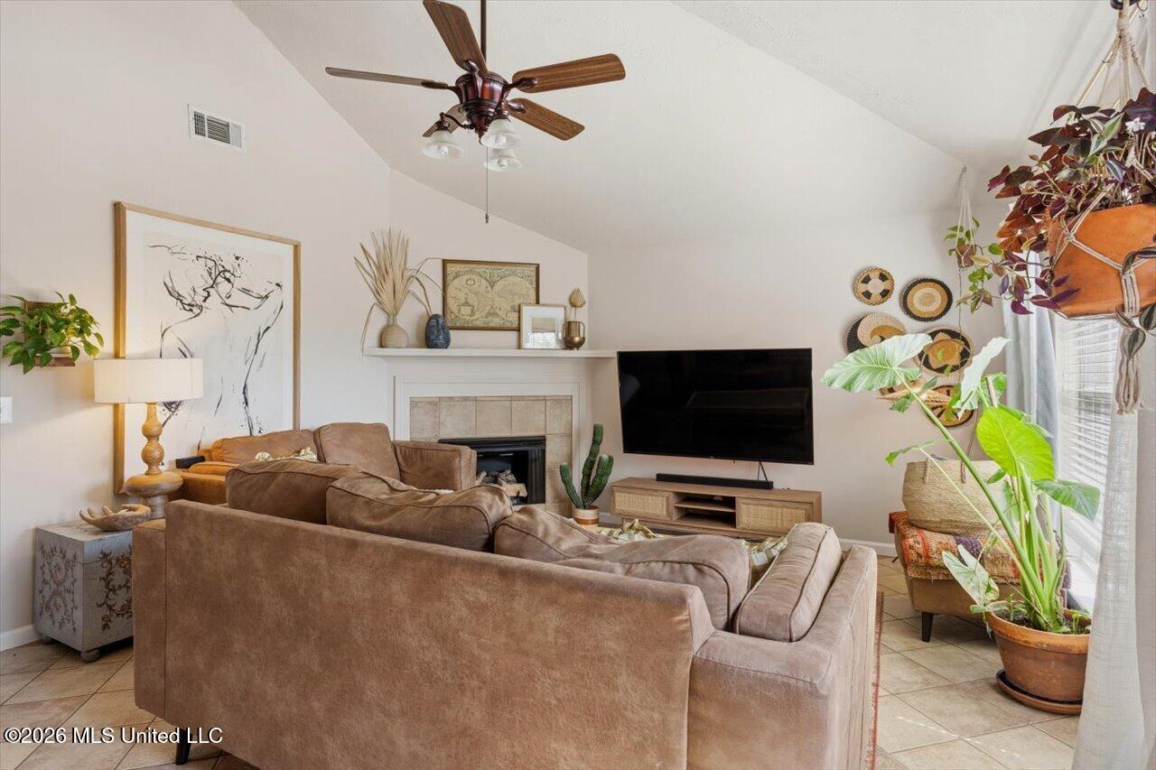 1015 Carlyle Cove Property Photo 6