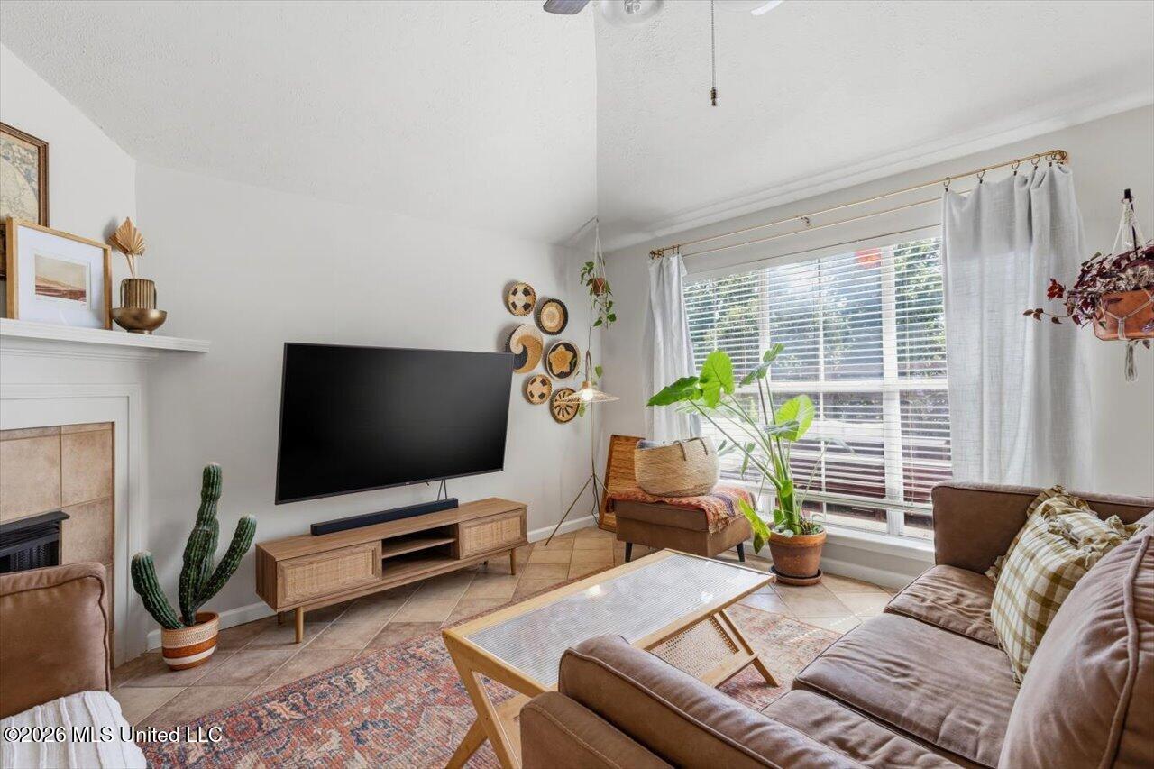 1015 Carlyle Cove Property Photo 7