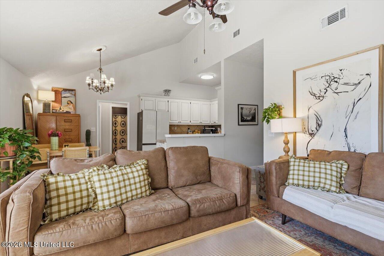 1015 Carlyle Cove Property Photo 9