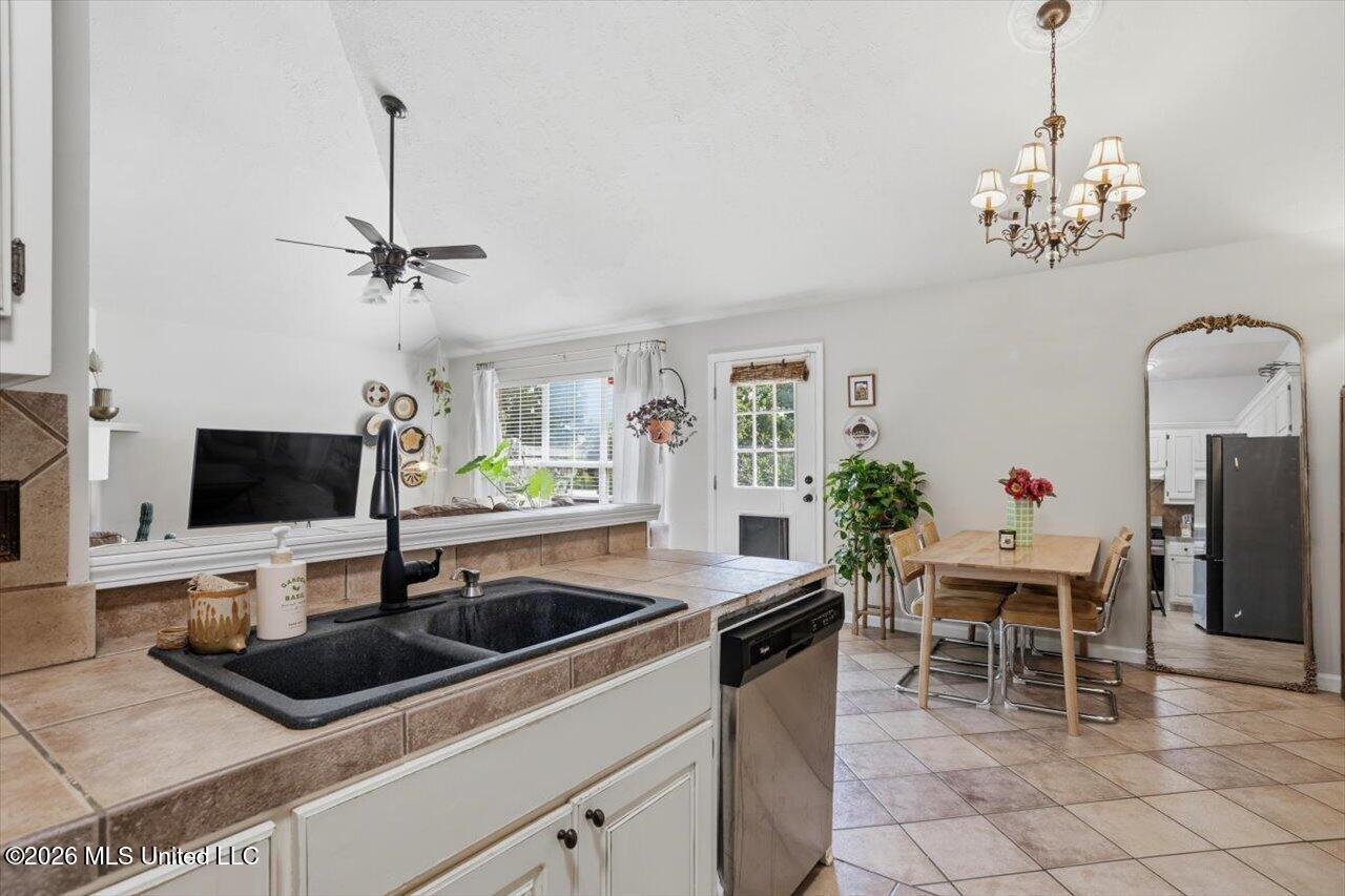 1015 Carlyle Cove Property Photo 13
