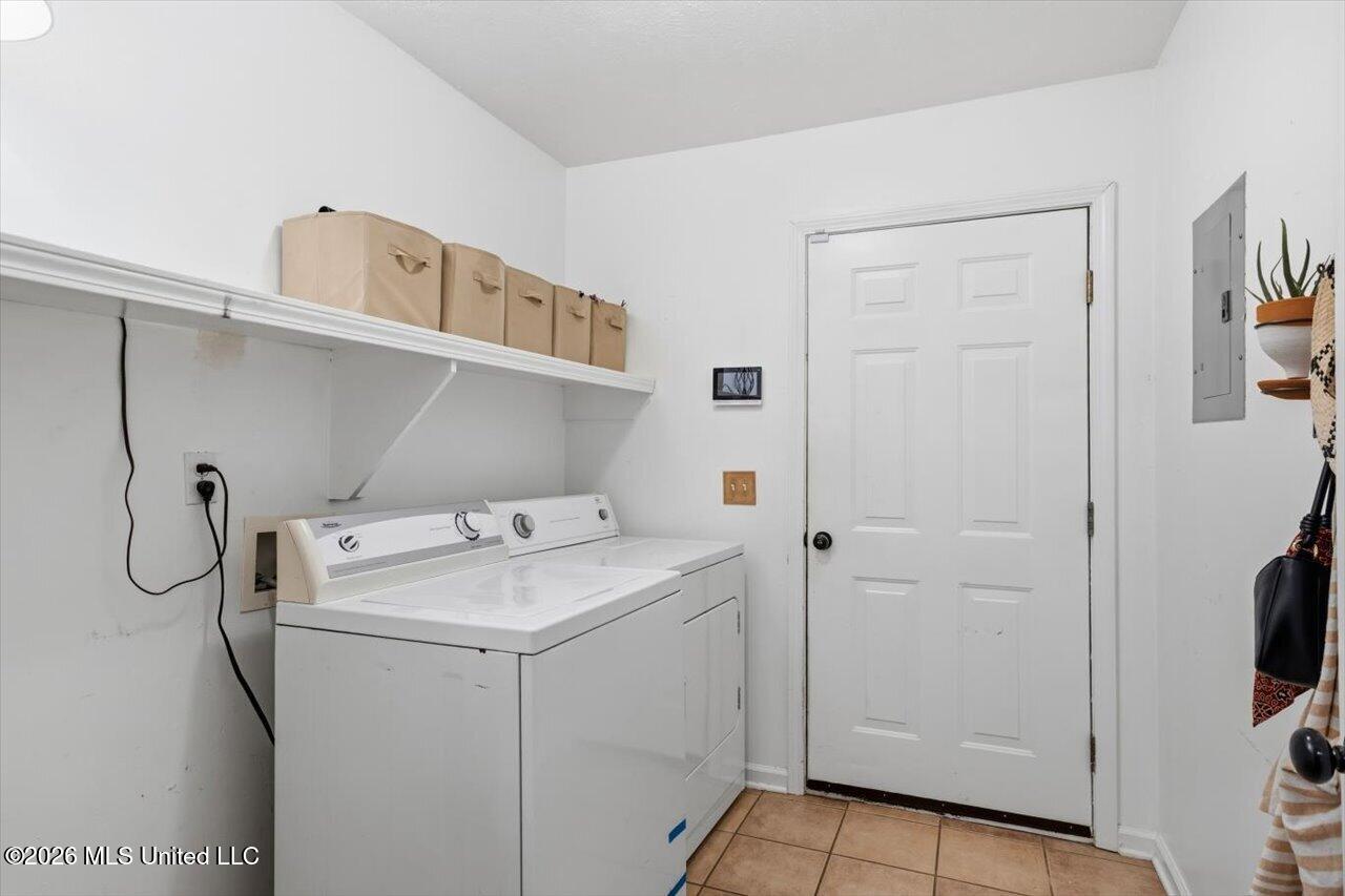 1015 Carlyle Cove Property Photo 16