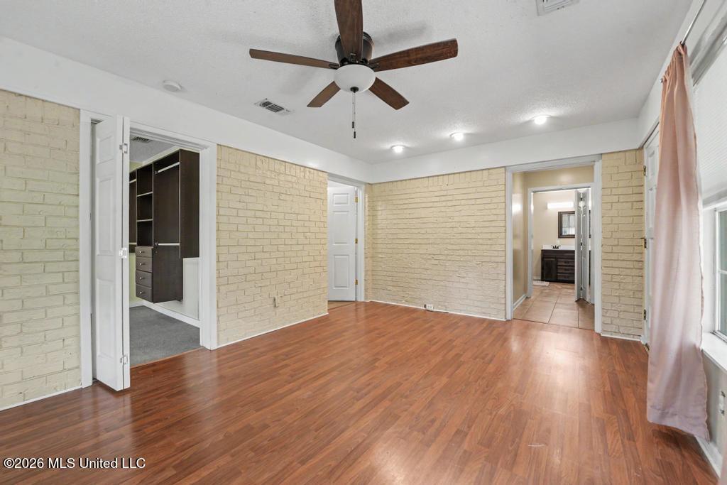 9121 Prairiebrook Road Property Photo 13