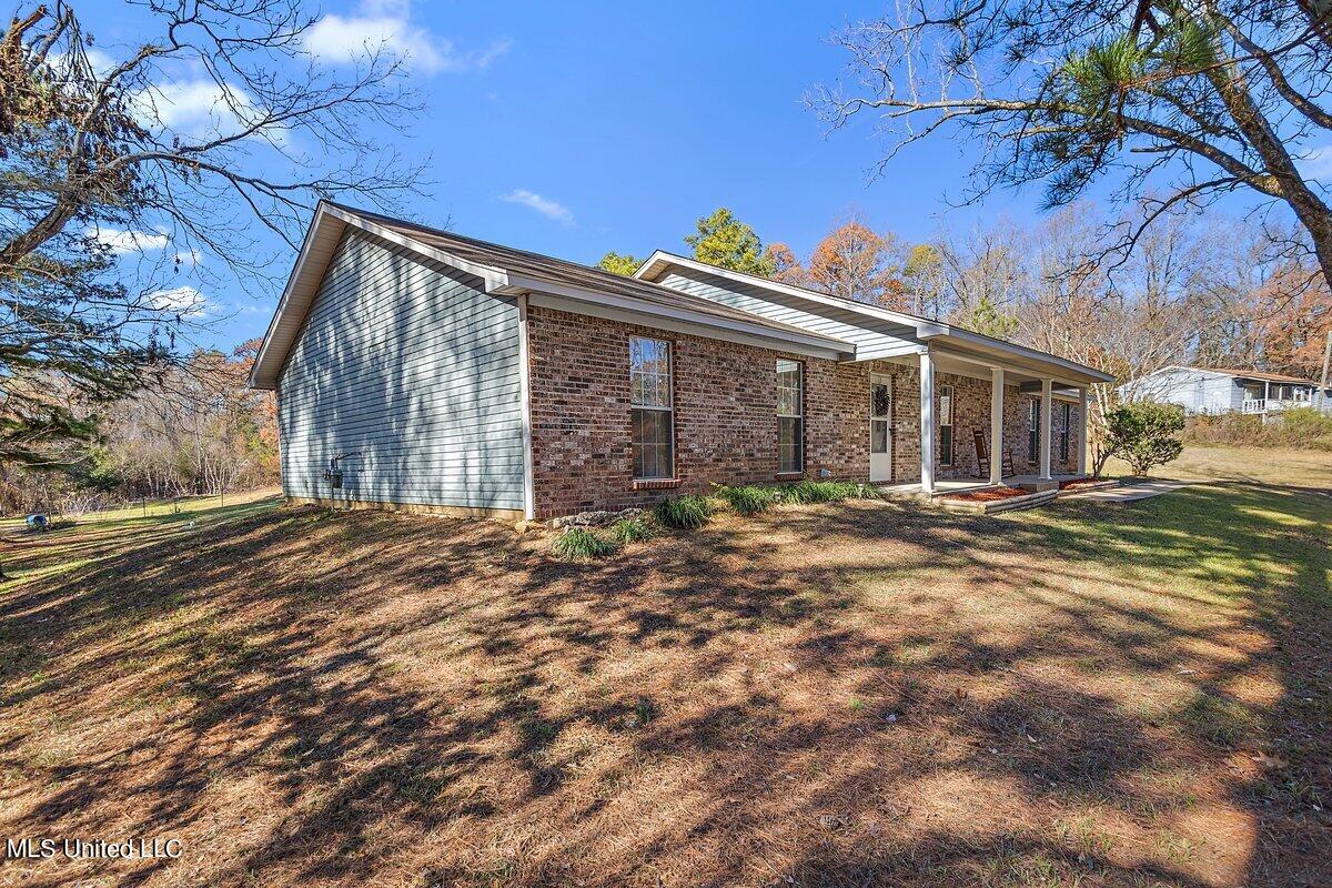 1085 Thomas Drive Property Photo 2
