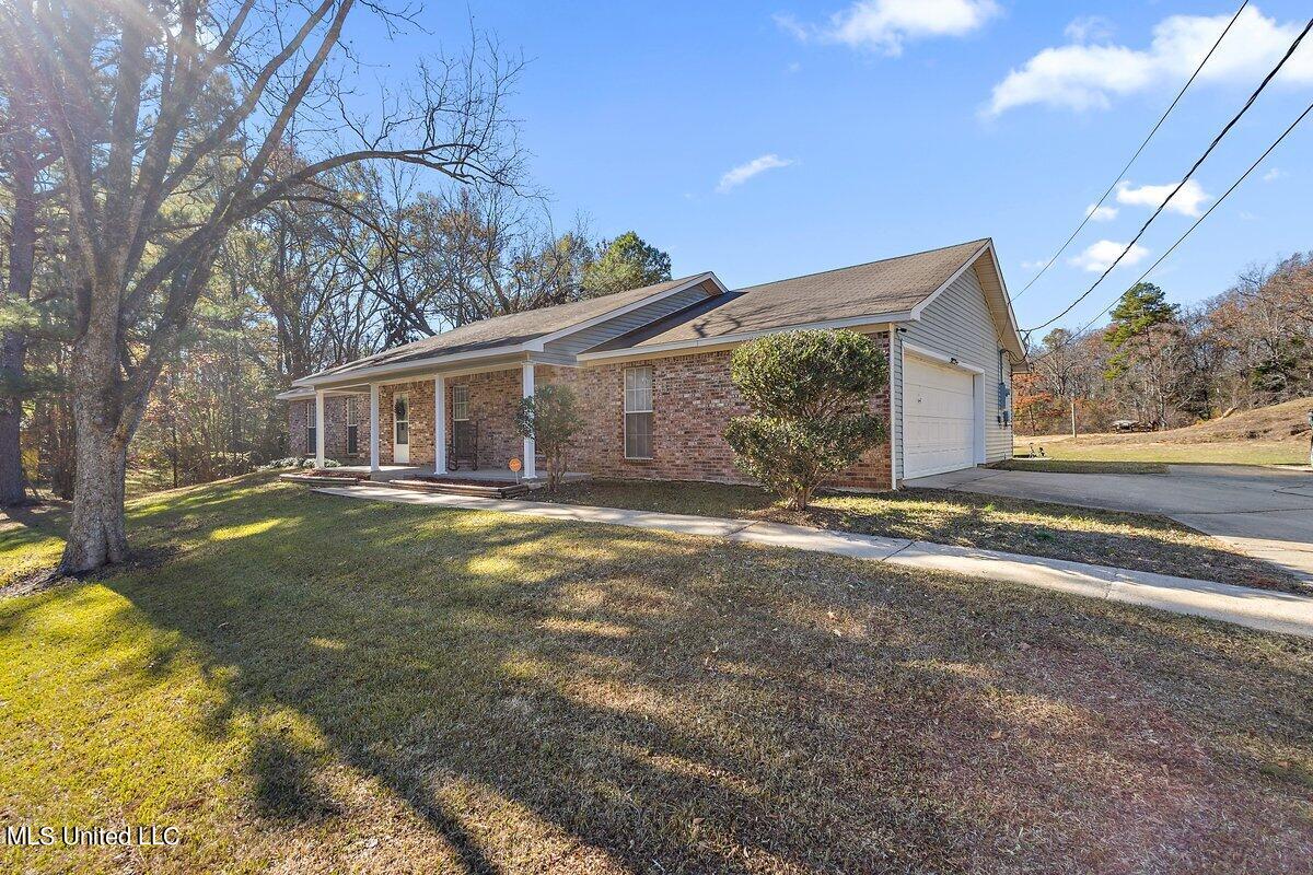 1085 Thomas Drive Property Photo 3