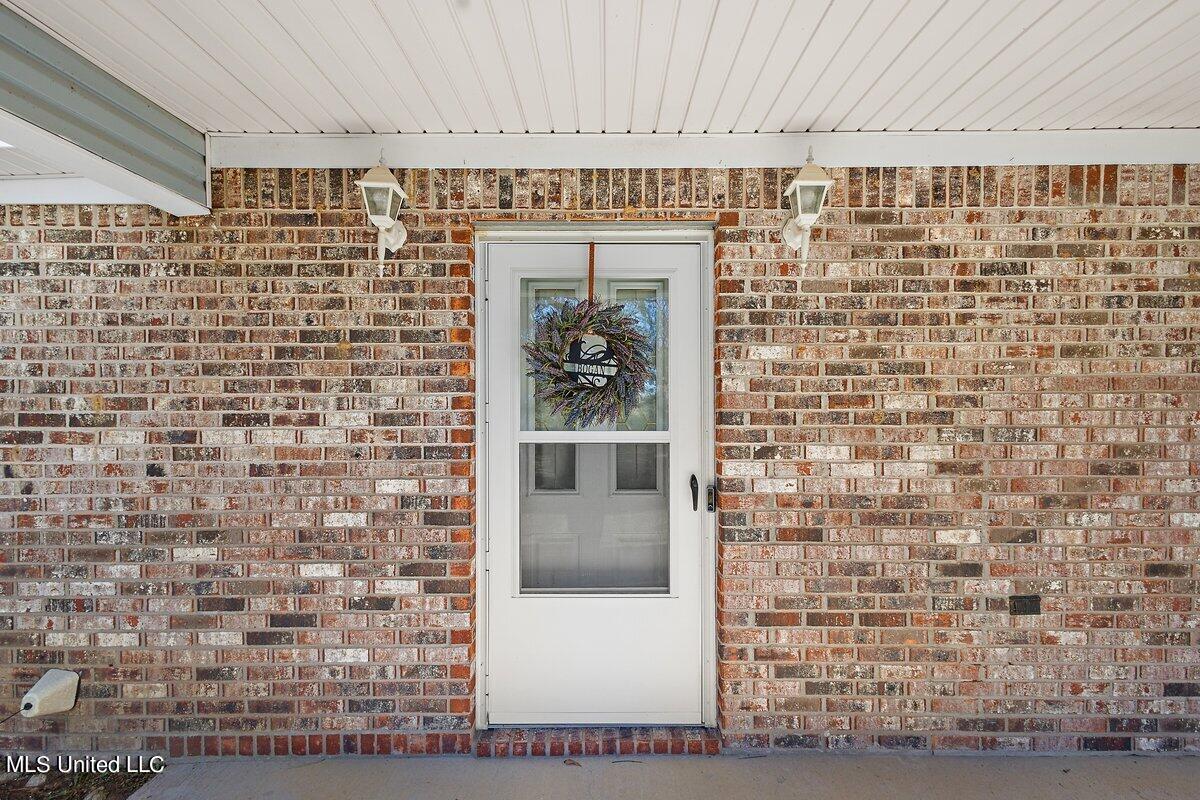 1085 Thomas Drive Property Photo 4