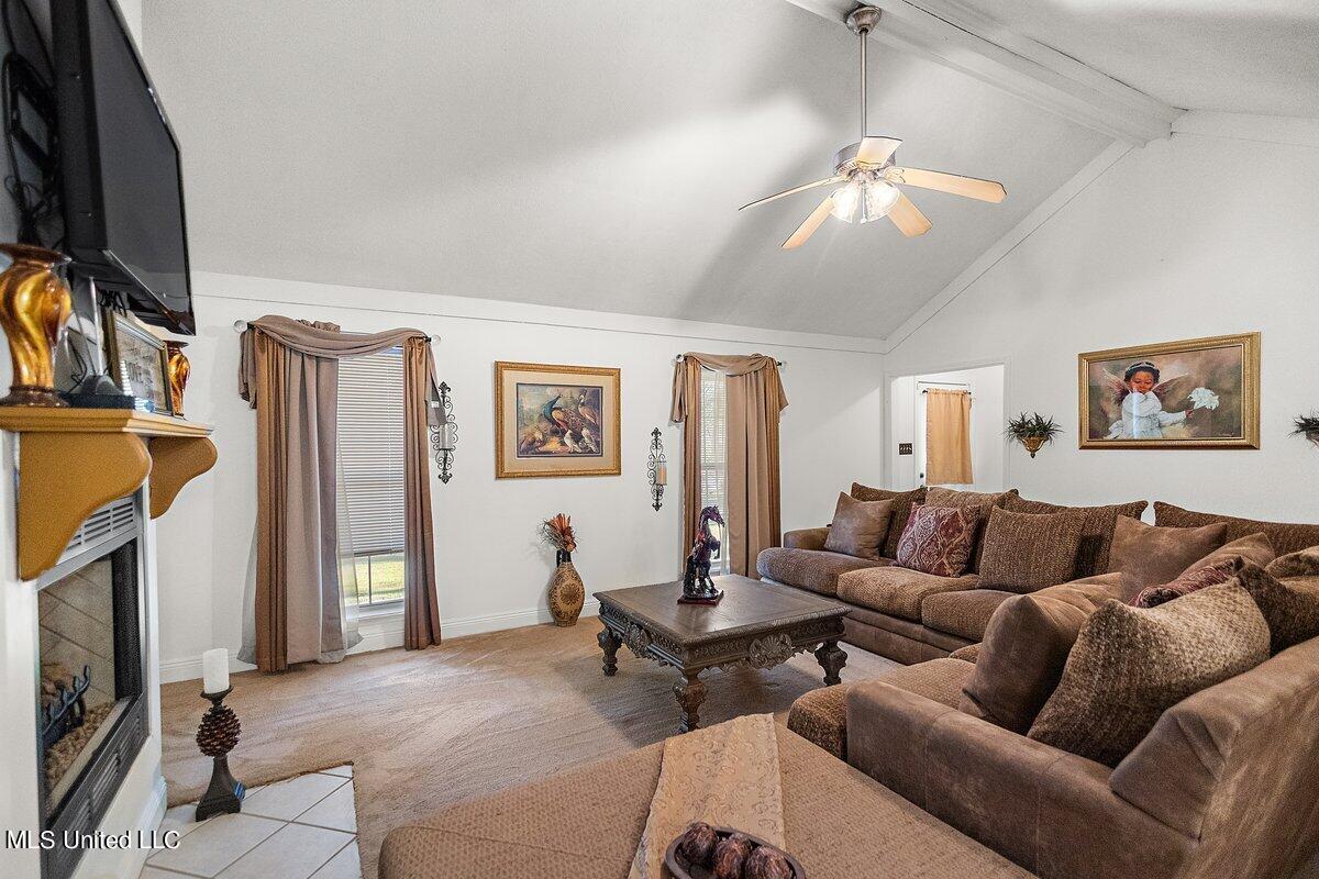 1085 Thomas Drive Property Photo 5