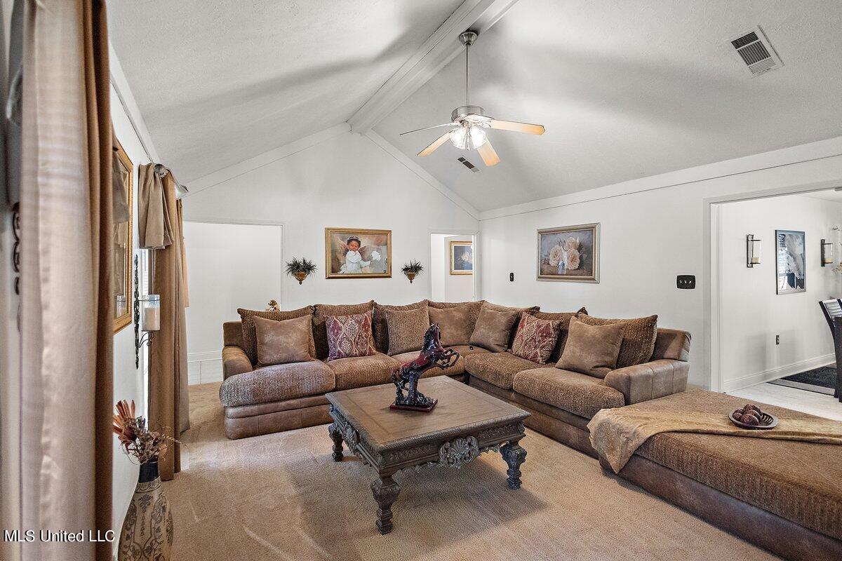 1085 Thomas Drive Property Photo 6