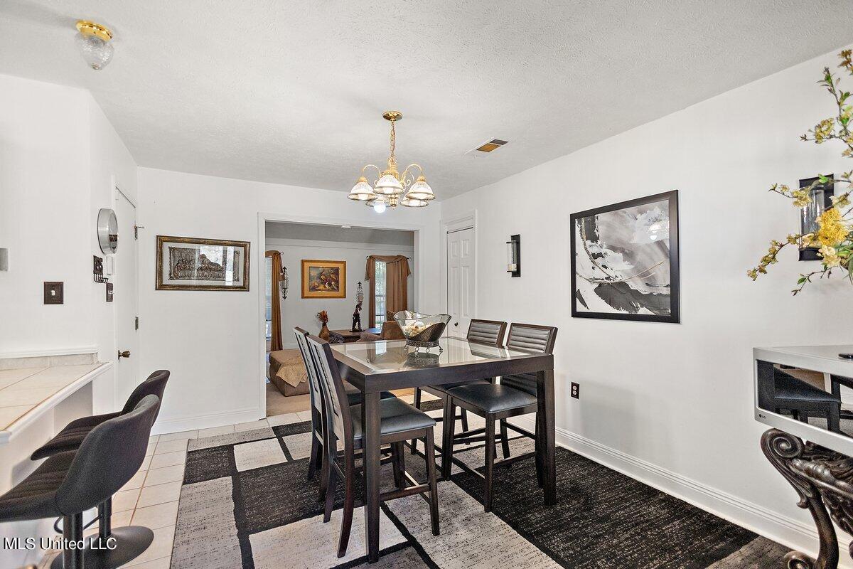 1085 Thomas Drive Property Photo 9