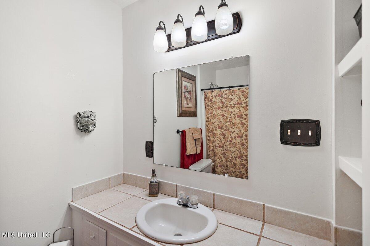 1085 Thomas Drive Property Photo 13