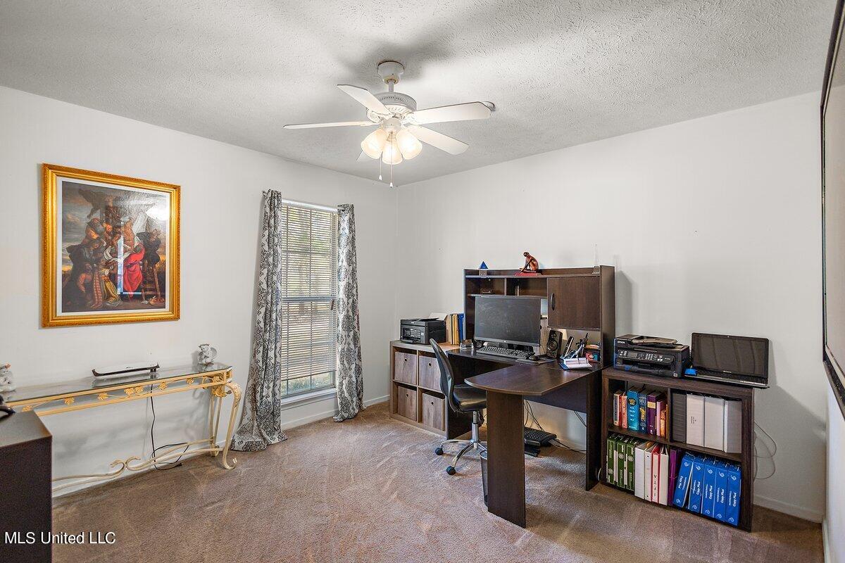 1085 Thomas Drive Property Photo 14