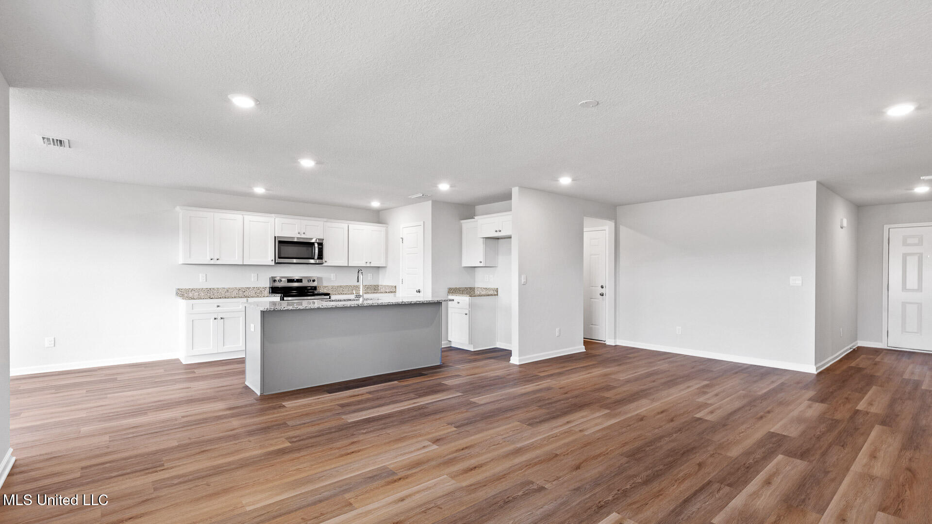 9348 Reserve Boulevard Property Photo 8